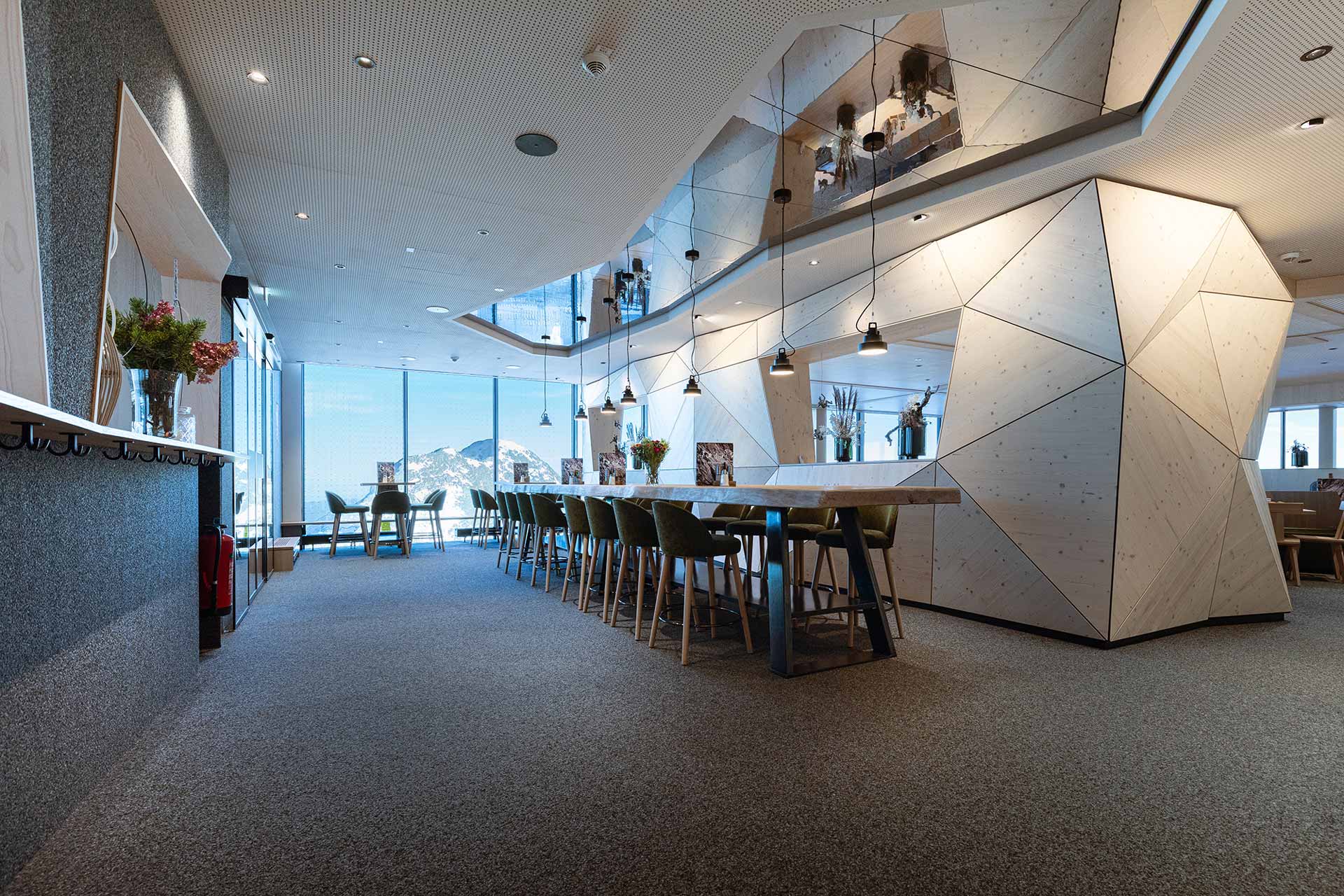 Im Restaurant ist eine echte Wohlfühloase mit modernem Interieur entstanden.