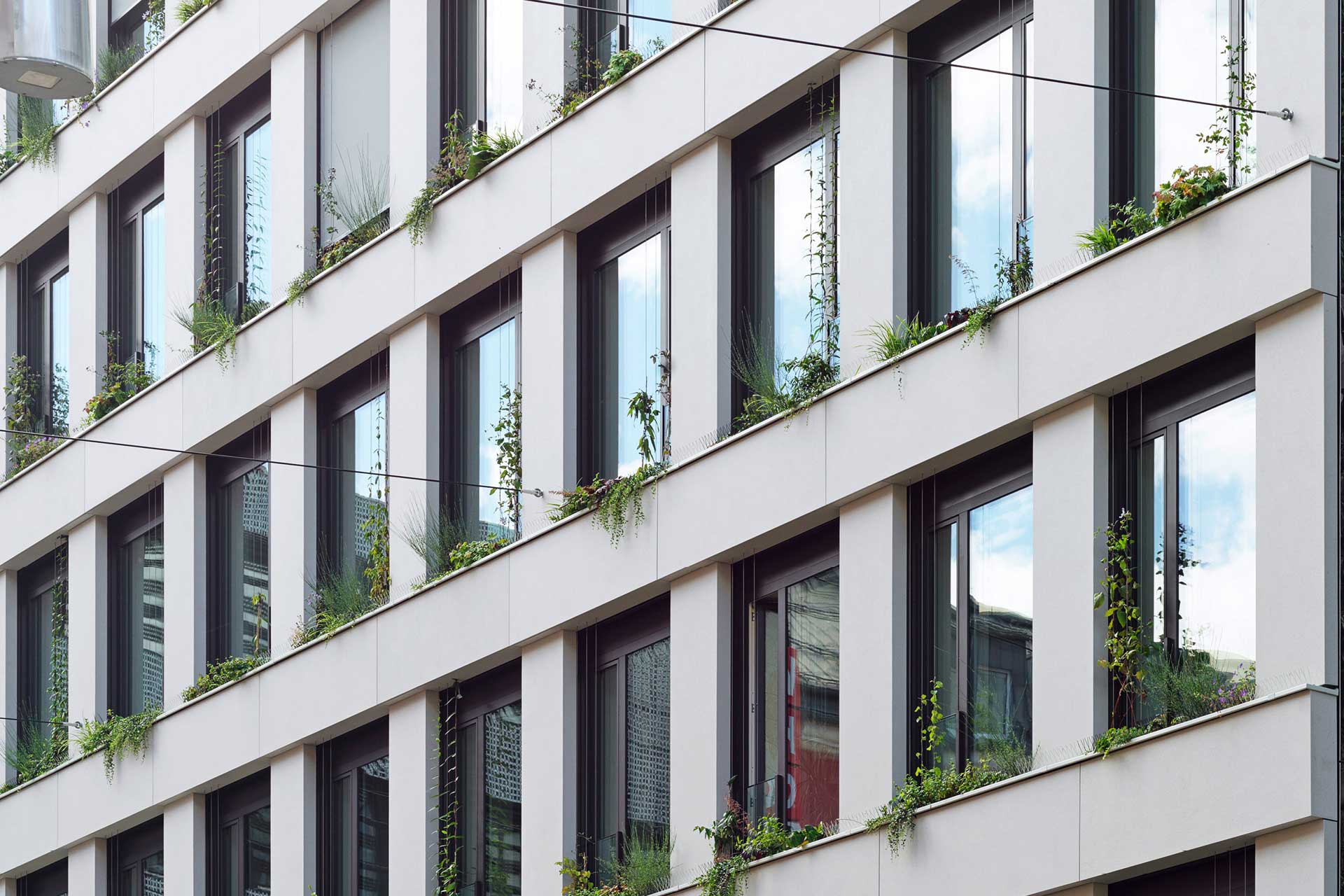Die Kombination aus Holz und Glasfaserbeton schafft eine energieeffiziente, langlebige und ästhetisch hochwertige Fassade.