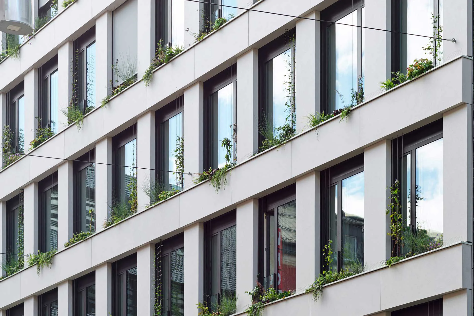 Die Kombination aus Holz und Glasfaserbeton schafft eine energieeffiziente, langlebige und ästhetisch hochwertige Fassade.