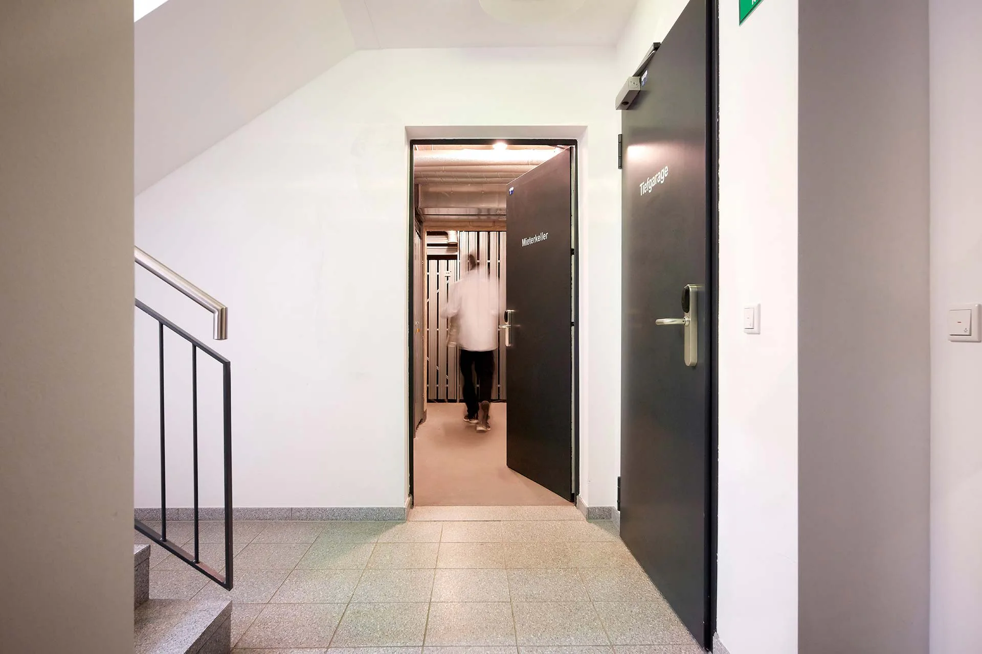Zutrittsteuerung mit elektronischen Beschlägen von Salto an den Gemeinschaftstüren für Kellerabteile und Tiefgaragen sowie Fahrradräumen in allen Objekten der DüBS.