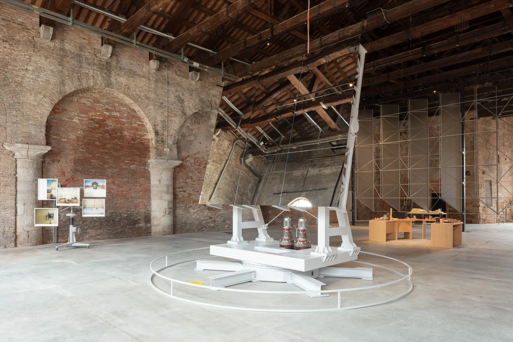 Der usbekische Pavillon „A Matter of Radiance“ auf der Architekturbiennale 2025 untersucht den Heliokomplex „Sonne“ als Symbol sowjetischer Utopie.