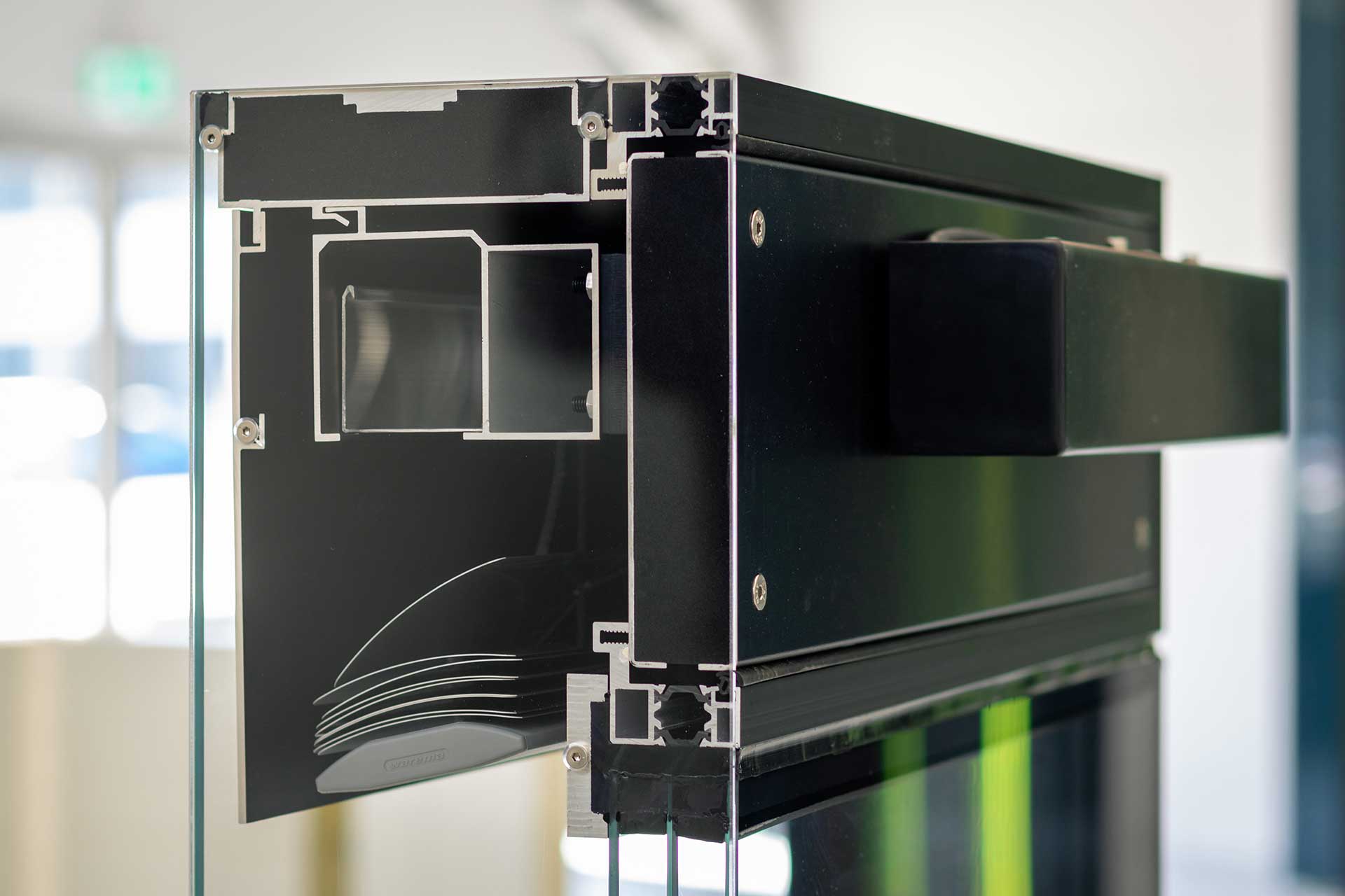 Technischer Aufbau von ISOshade: 3-fach Isolierglas innen, Prallscheibe außen und Raffstore oder Senkrechtmarkise im Scheibenzwischenraum. Die Revisionsklappe ermöglicht eine einfache Revisionierbarkeit.