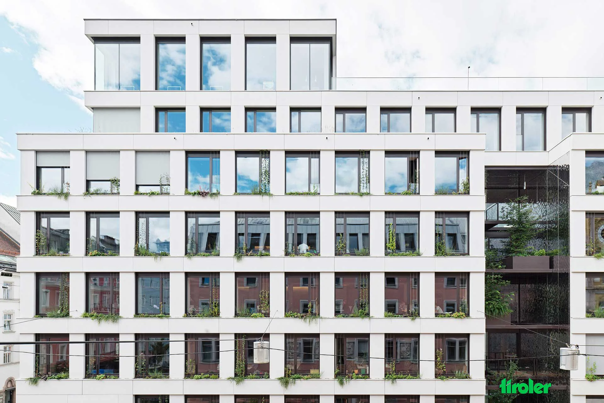 Die Fassadengestaltung integriert nachhaltige Materialien und begrünte Flächen für ein urbanes, zukunftsweisendes Stadtbild.
