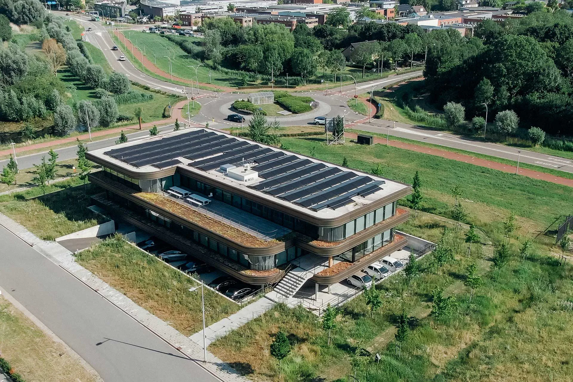 Hochleistungsfähige Dachabdichtungssysteme unter PV-Anlage und begrünten Dachflächen.