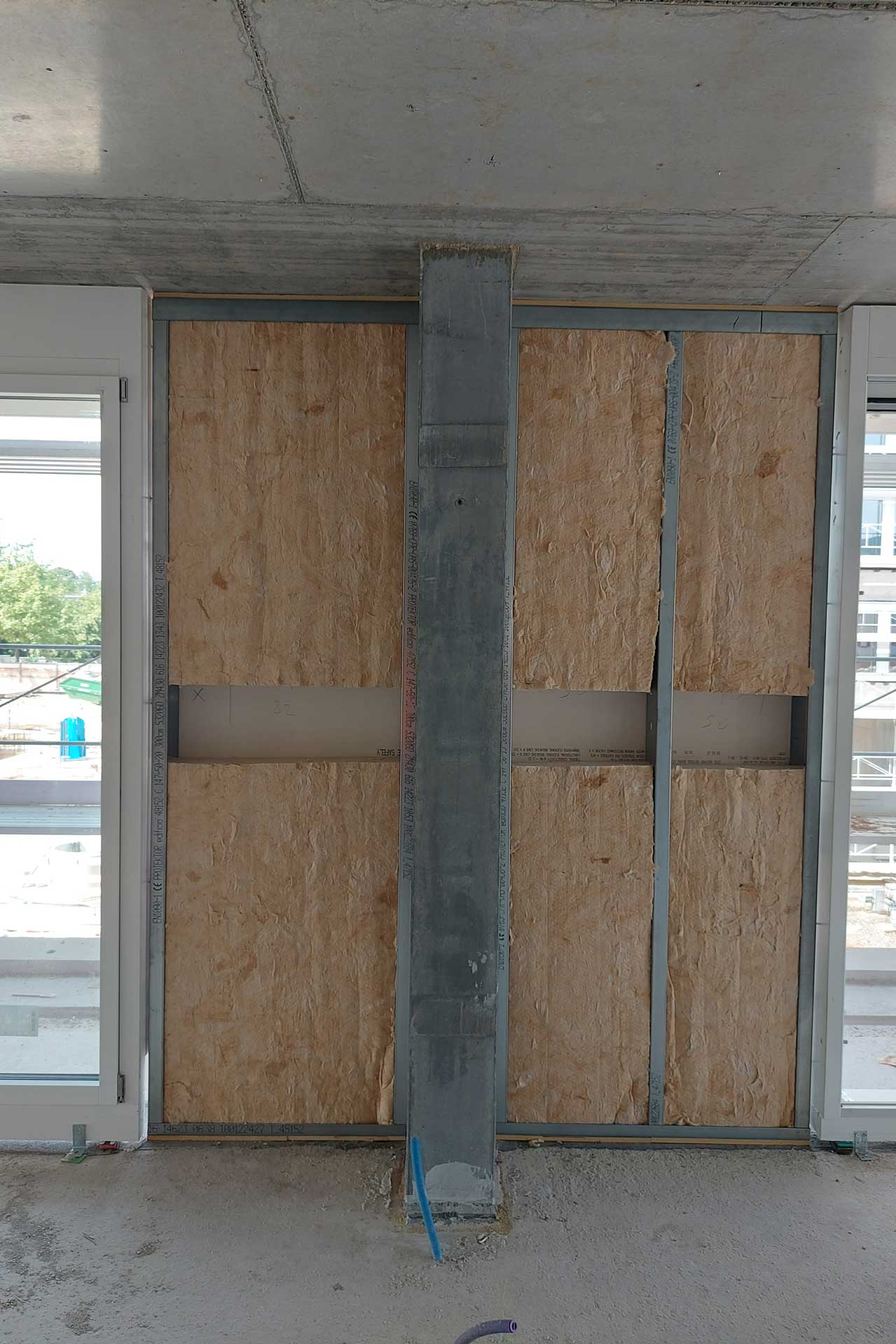 Vollständig montierte Stahlleichtbau-Ständerwand aus C- und U-Profilen, bereit für die Dämmung.