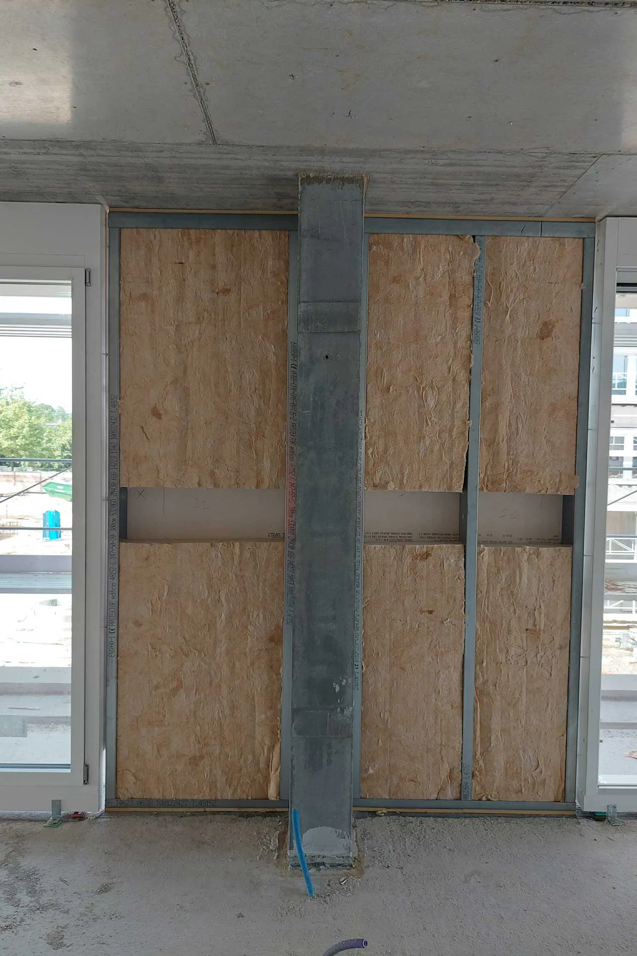 Vollständig montierte Stahlleichtbau-Ständerwand aus C- und U-Profilen, bereit für die Dämmung.
