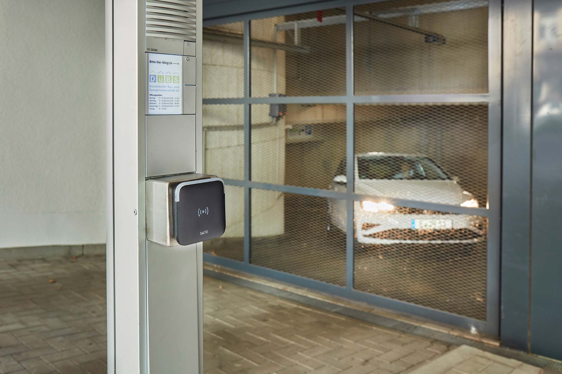 Salto Wandleser zur Ansteuerung einer Schranke für die Zufahrt in eine Tiefgarage der Mieter der DüBS.