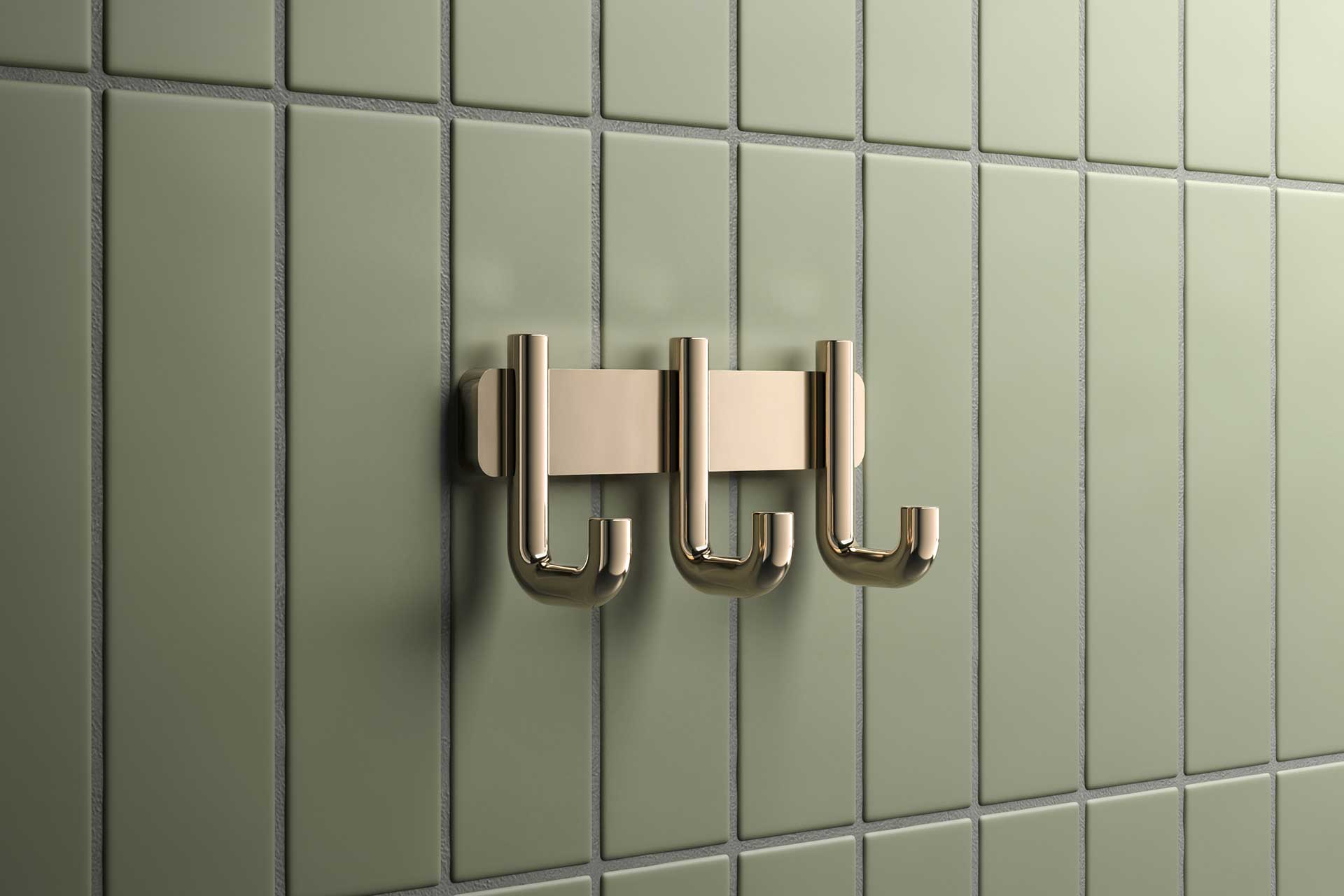 Ein durchdachtes Detail mit architektonischer Klarheit: Der Dreifachhaken der Serie 480 in Messing glänzend schafft elegante Ordnung und fügt sich harmonisch in anspruchsvolle Sanitärbereiche ein.