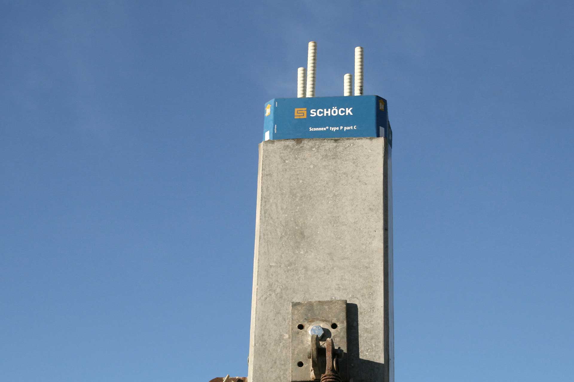 Sconnex Typ P zur thermischen Trennung von Stahlbetonstützen wird am Stützenkopf eingebaut und minimiert effektiv Wärmebrücken.