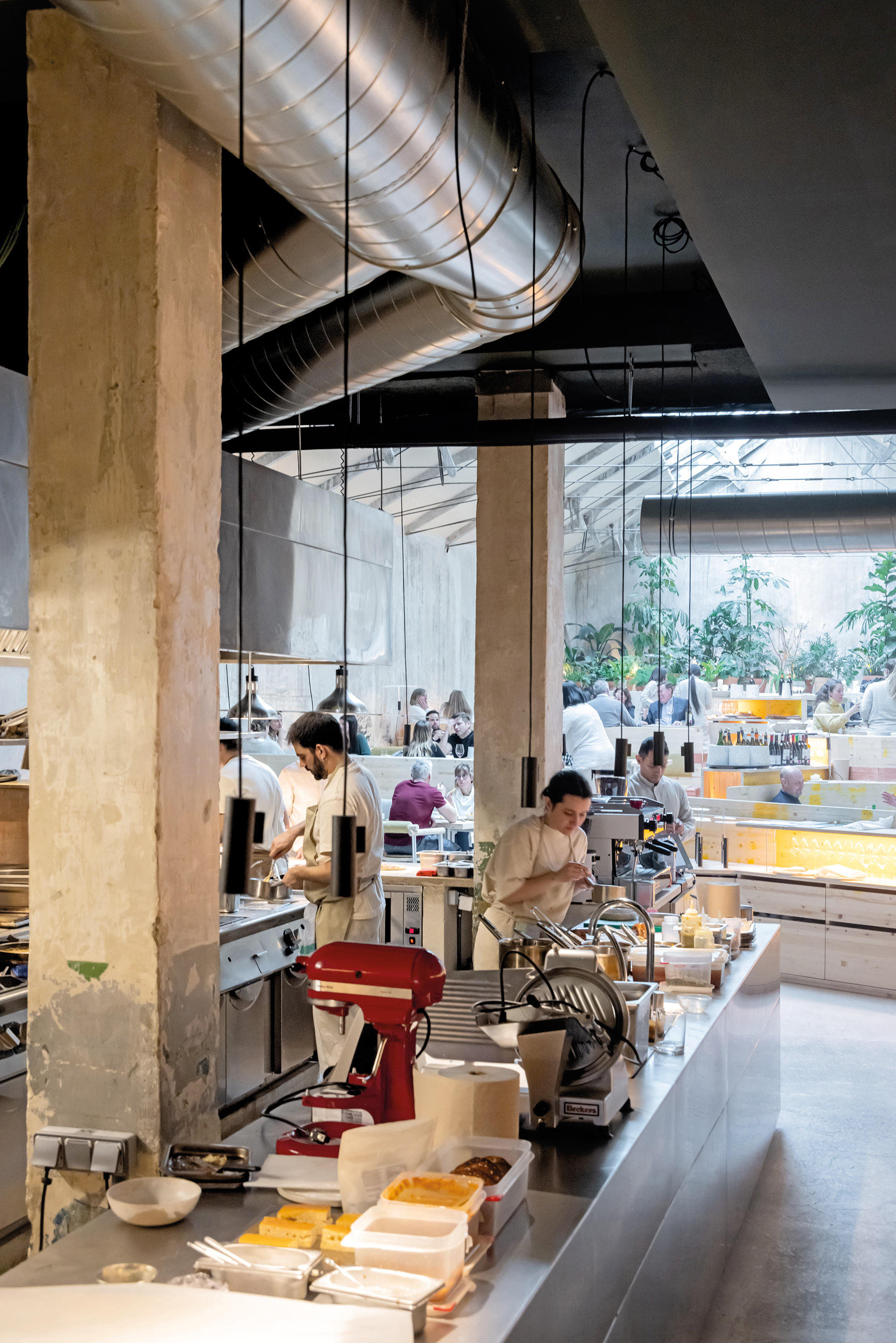 The restaurant Tramo promotes responsible forms of consumption. This includes regionally sourced groceries, extensive self-sufficiency, and the aesthetics of recycling.
