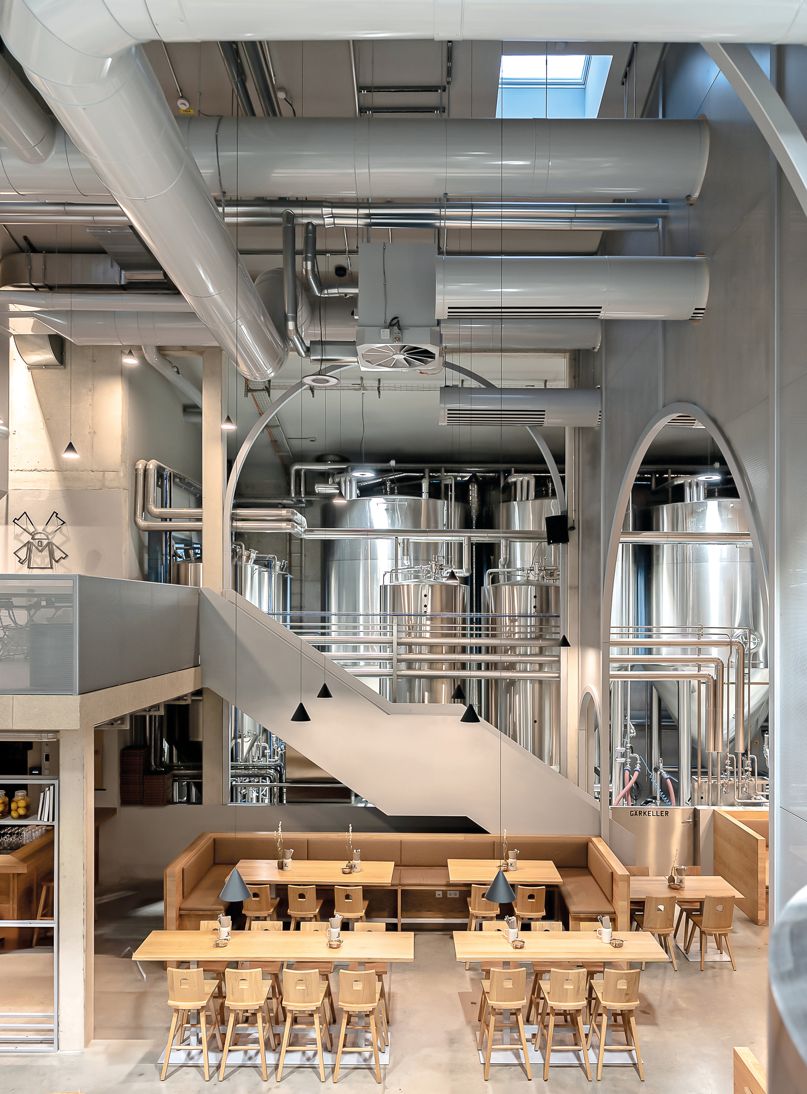 The aesthetic contrast between industrially produced and craftsmanship- based elements creates a thrilling spatial experience.