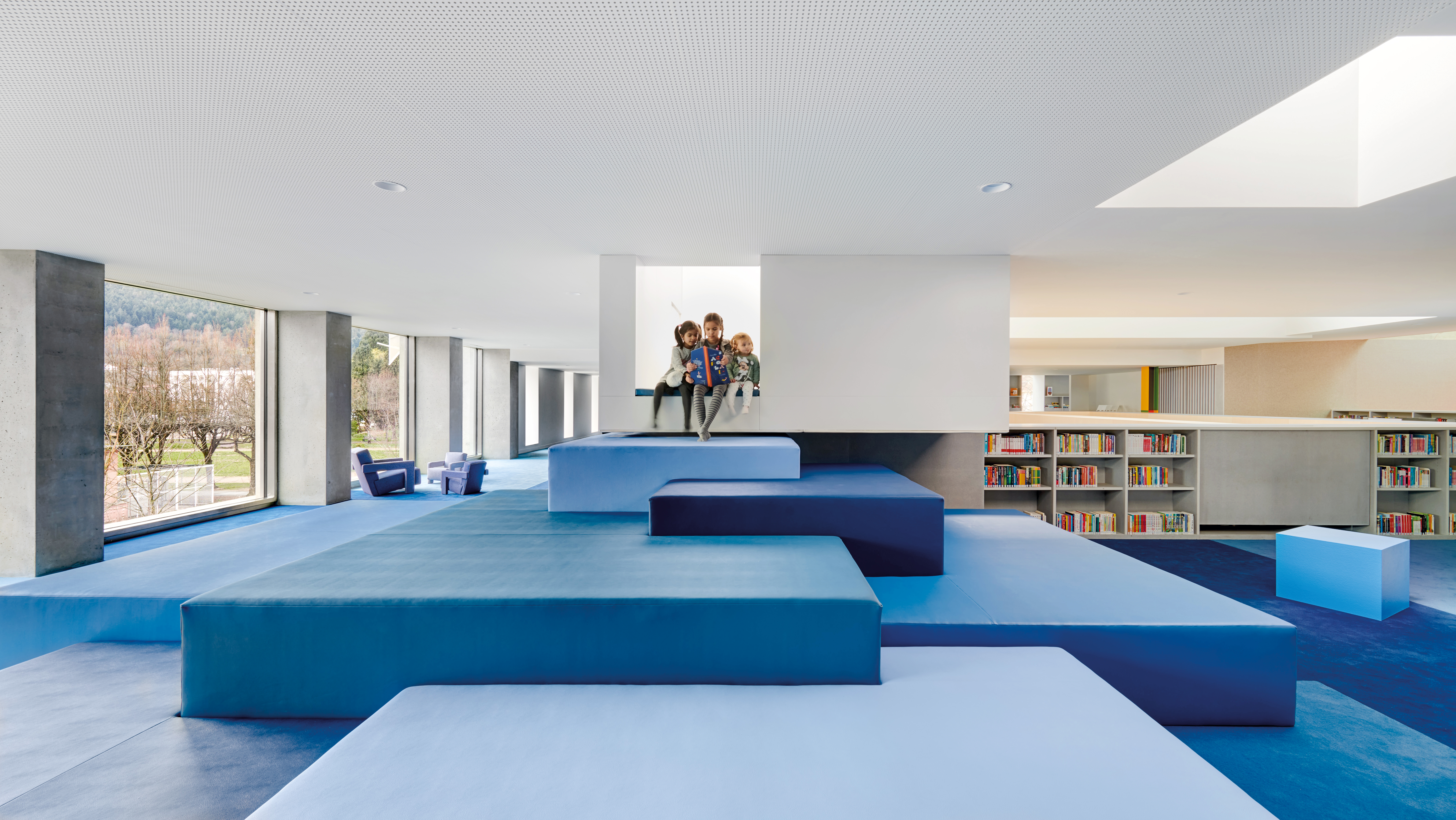 Blaue Sitzlandschaften laden zum Lesen ein.