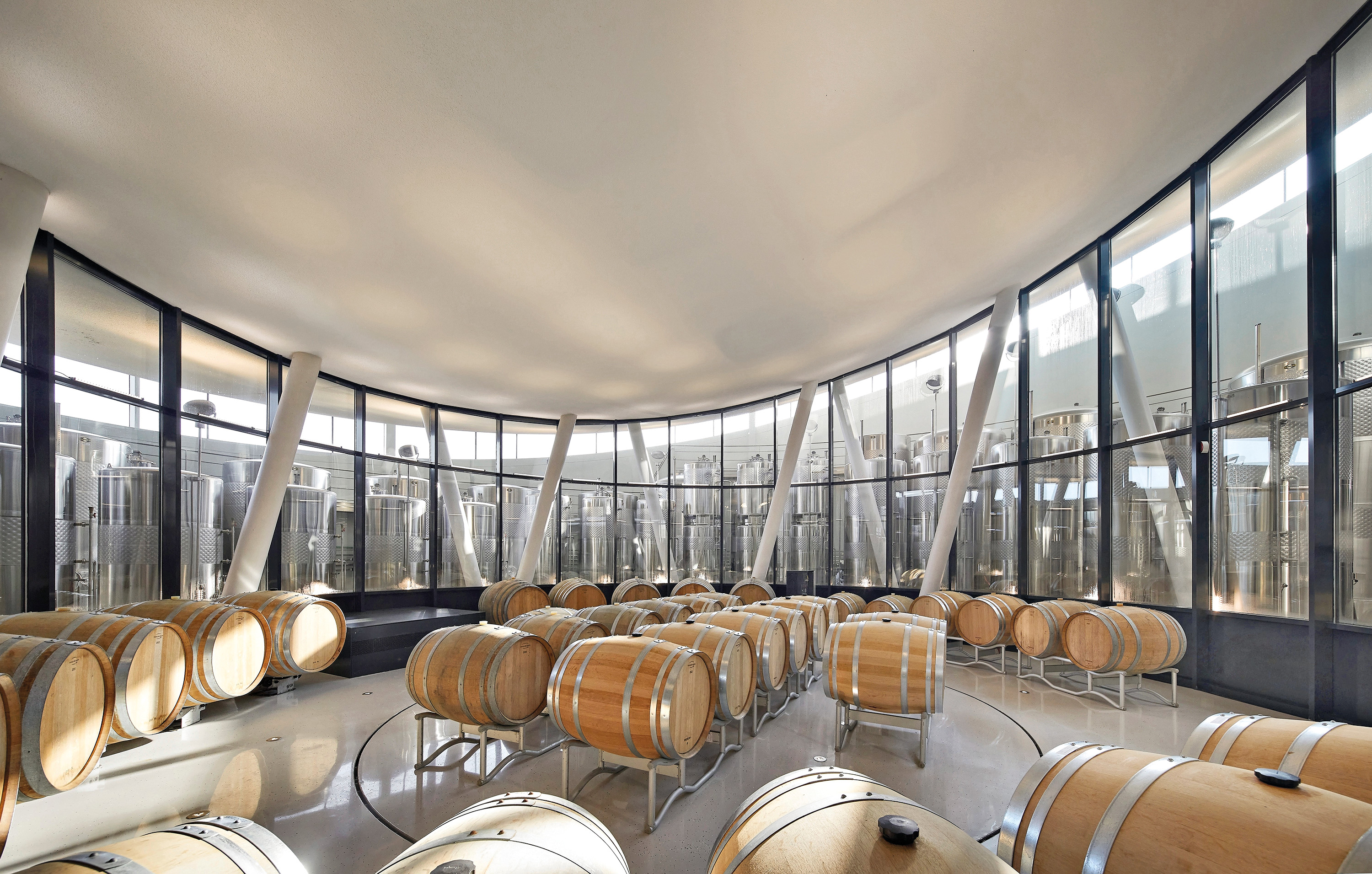 Das Stahltragwerk ist nur an den Stützen im Weinlager erkennbar. Die darüberliegenden stählernen Kelche sind mit Kalkstein und Putz verkleidet.