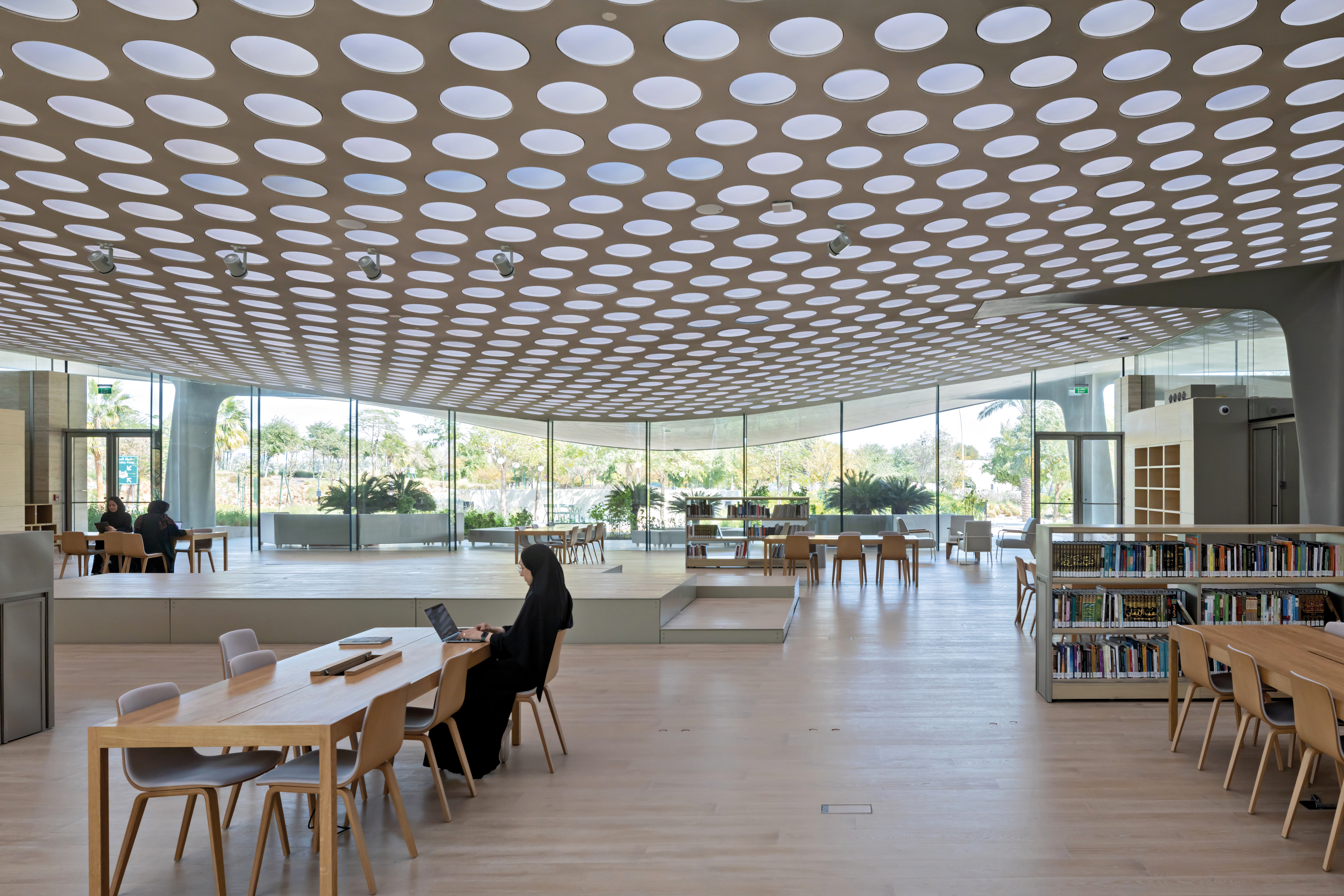 The roof curvature is recalled along the gypsum board cladding of the steel columns. Each column pair displays an individual geometry.