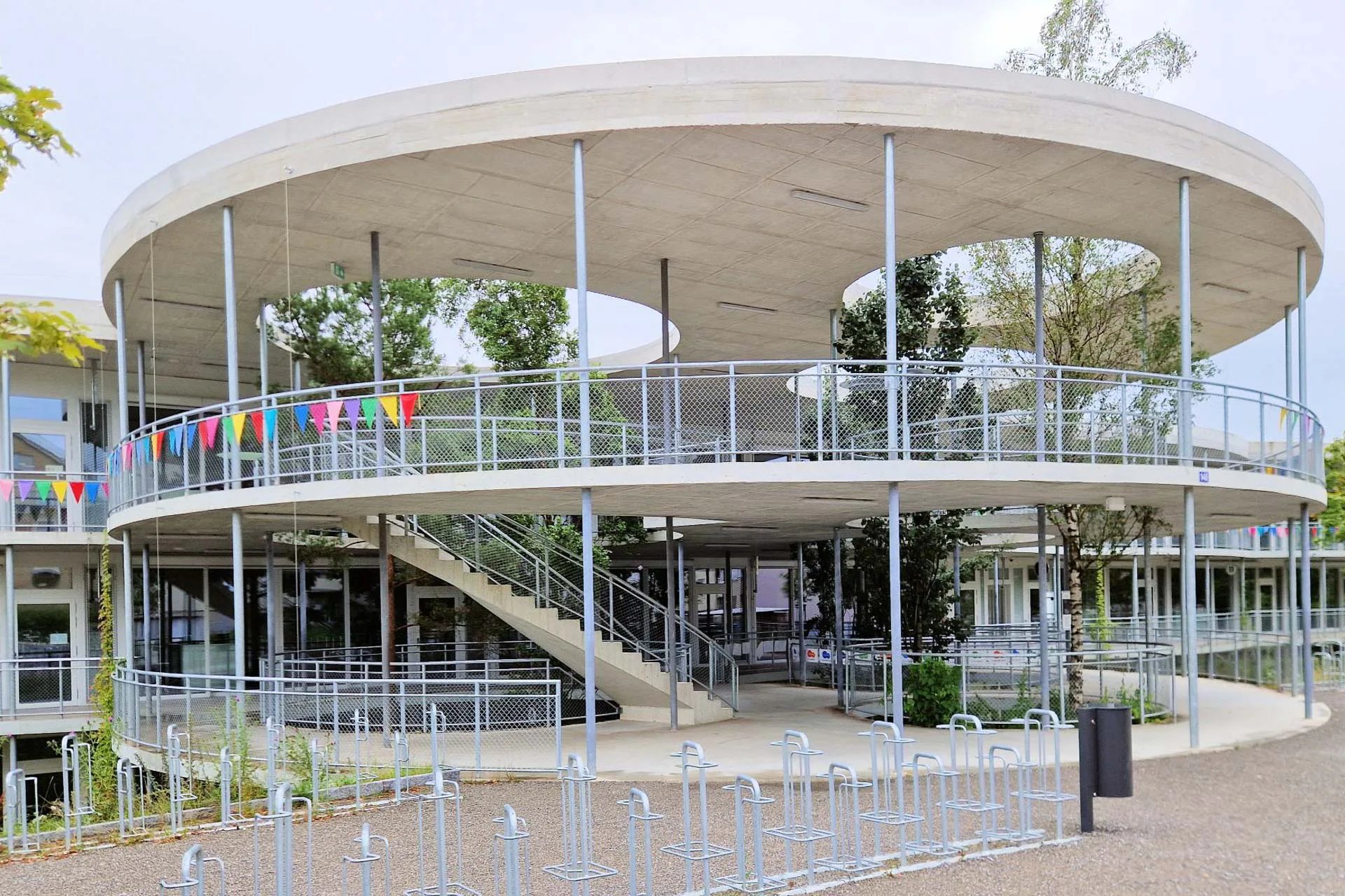 Das von Schneider Studer Primas entworfene Schulhaus Wallrüti in Winterthur kombiniert offene Erschließung mit klarer Struktur. Die Betonflächen der Laubengänge sind mit SWISSGrip GSAS rutschfest beschichtet.