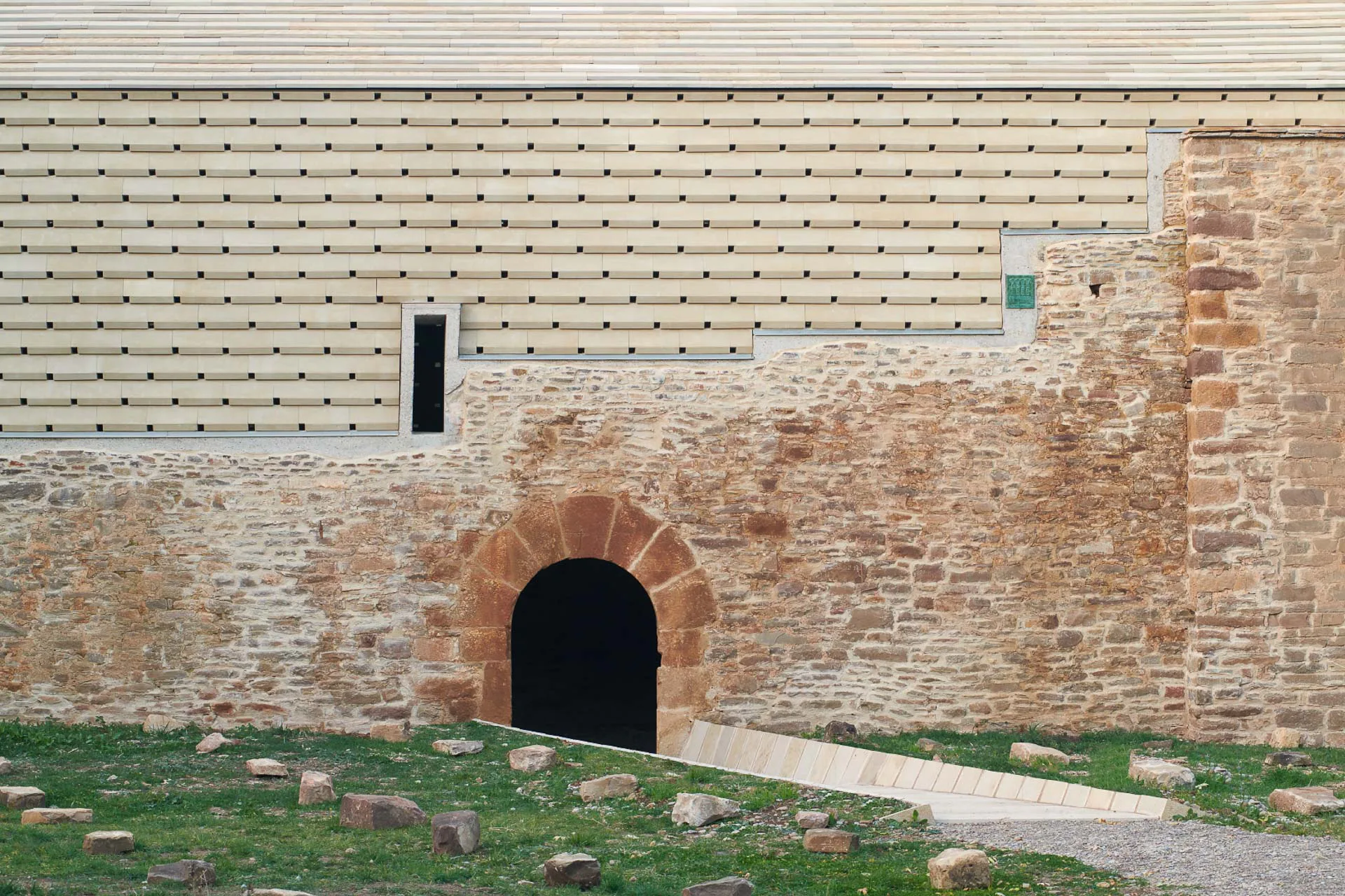 Die Kapelle in St. Juan de Ruesta von Sebastián Arquitectos ist eines von mehr als 20 Projekten, die im Atlas Mauerwerk von Detail ausführlich vorgestellt werden.