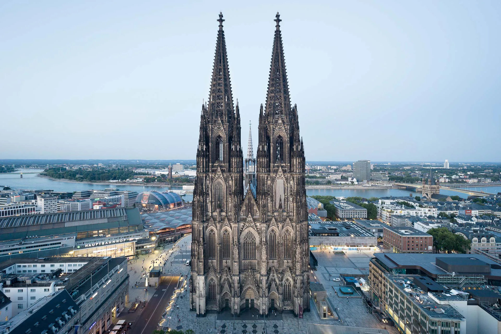 Die Westfassade der Kathedrale umfasst fast 7000 m² – über dem mittleren Portal steigen die beiden Türme bis auf 157 Meter empor.
