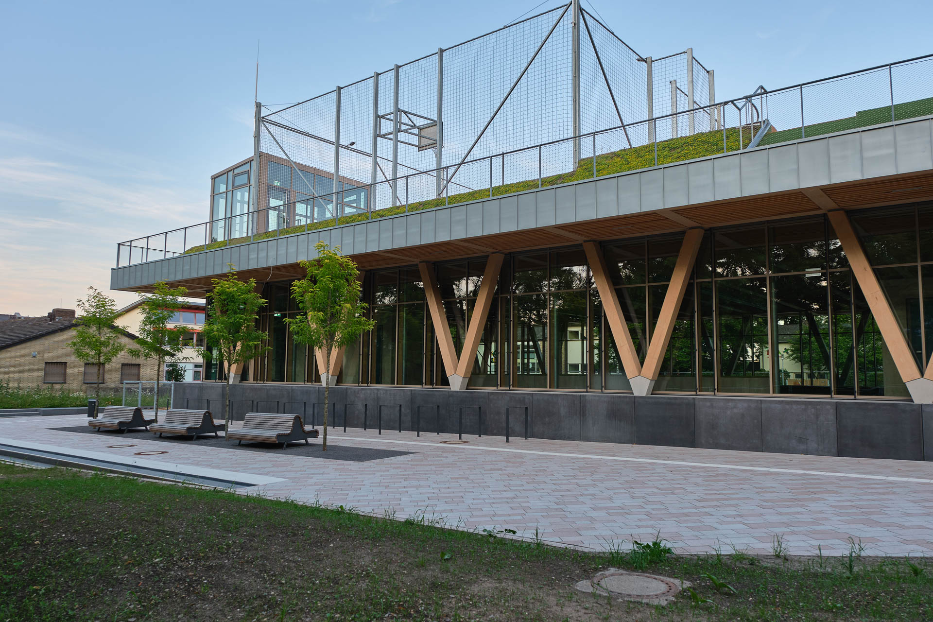 Auf dem begehbaren Flachdach der Multifunktionshalle in Alfter, entworfen von Königs Architekten, Köln, finden sich ein Ballsportfeld sowie Spiel-, Fitness- und Erholungsflächen.