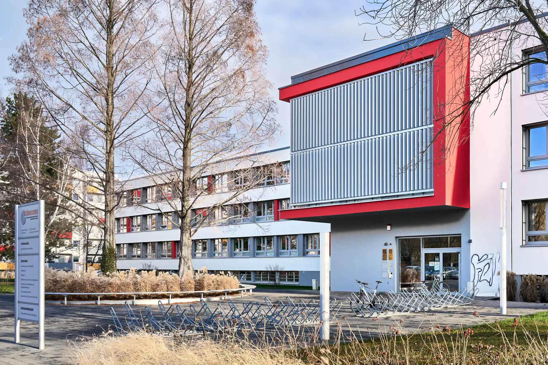 Am Berufsschulzentrum Wirtschaft in Dresden integrieren vertikale, elliptische Aluminiumlamellen des Systems Sonal D240 von MLL-Hamburg den Sonnenschutz in die Fassadengestaltung und verhindern sommerliche Überhitzung.