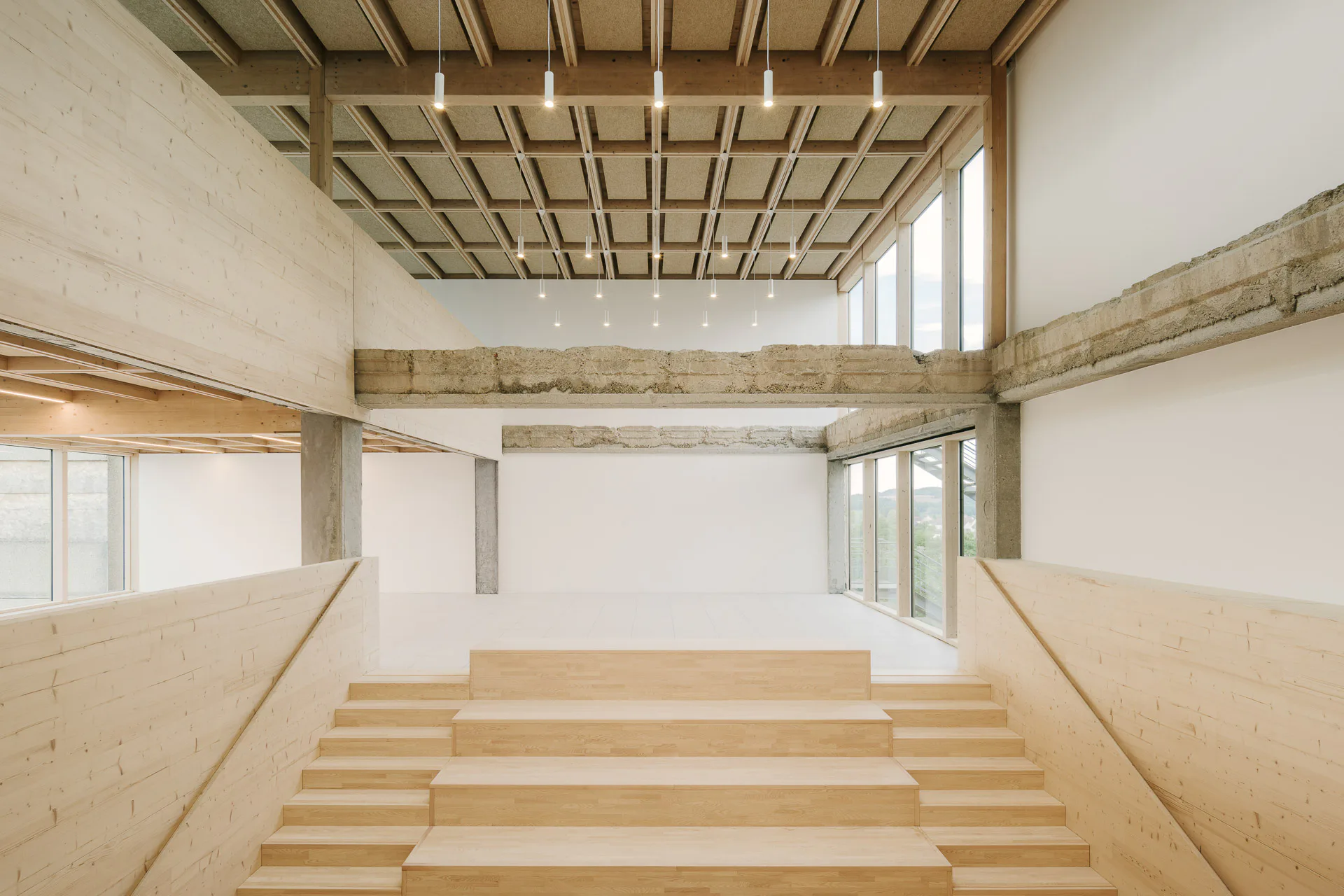 In der Eingangshalle ließen die Architekten die Zwischendecken entfernen. Erstmals das Gebäude hier nun in seiner vollen Höhe erlebbar.