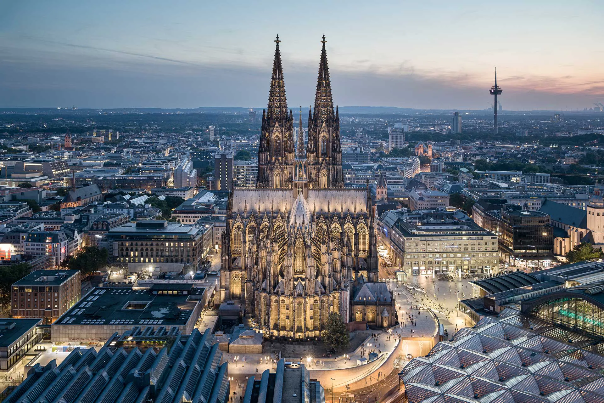 Kölner Dom, neue LED-Beleuchtung von Licht Kunst Licht