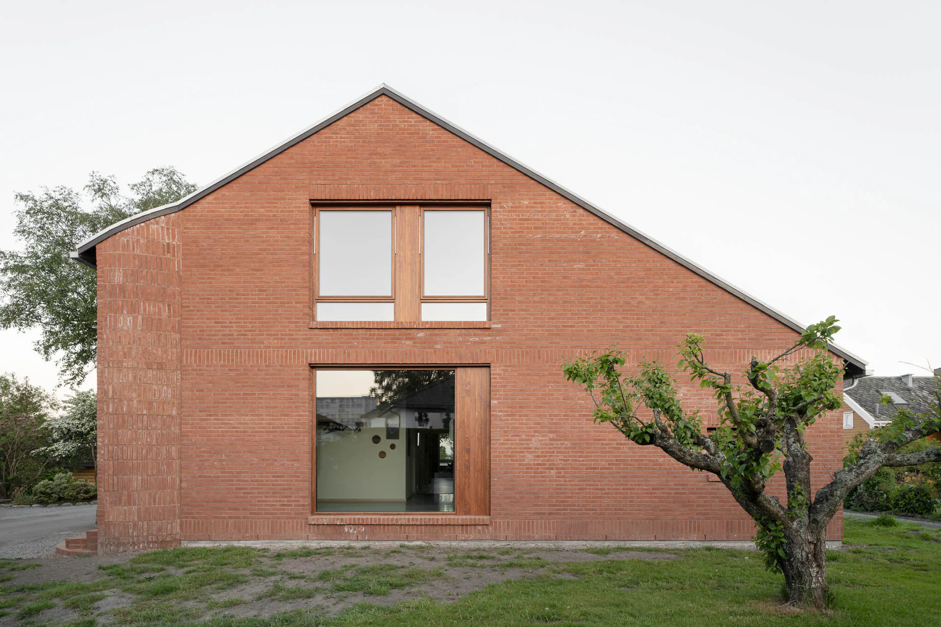 Im Erdgeschoss fällt der Blick quer durch das ganze Haus. Die beiden Fenster im Obergeschoss gehören zu den beiden Kinderzimmern.