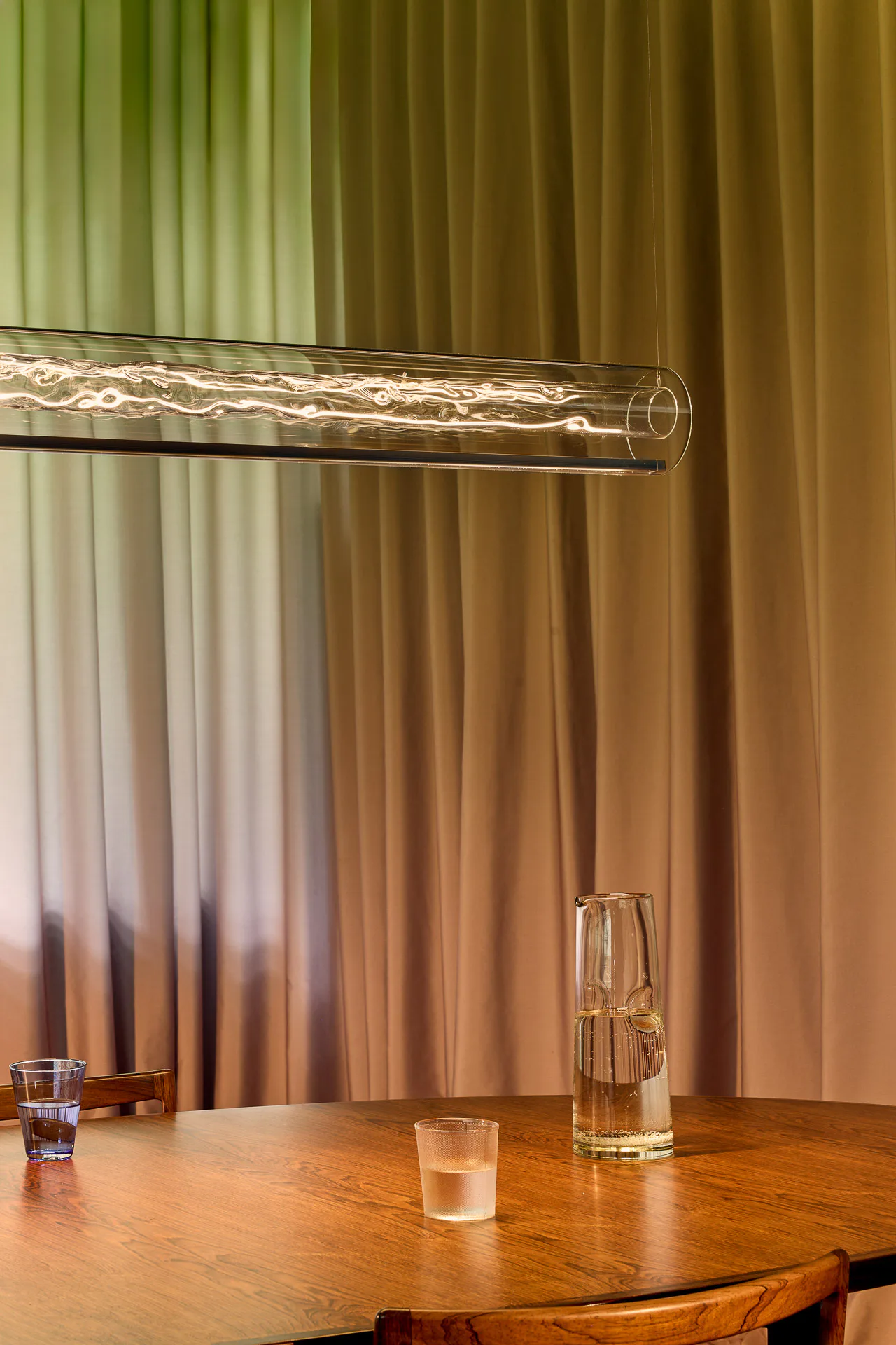 Mit 27 W LED-Leistung, 2.700 K Farbtemperatur und einem CRI ≥ 90 erzeugt die Leuchte warmes, gleichmäßiges Licht.