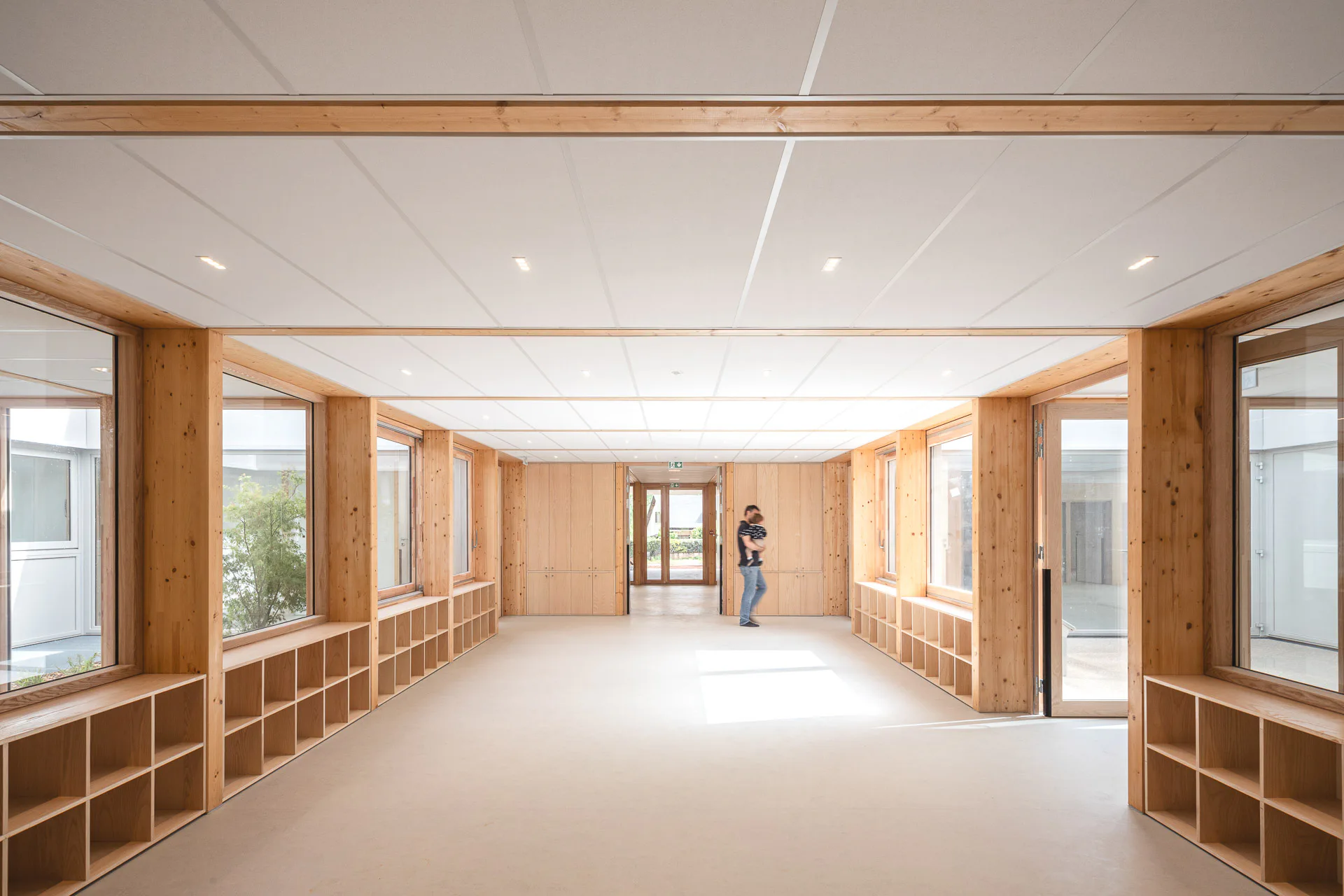 Das zentrale Atrium öffnet sich auf beiden Seiten zu kleinen Innenhöfen.