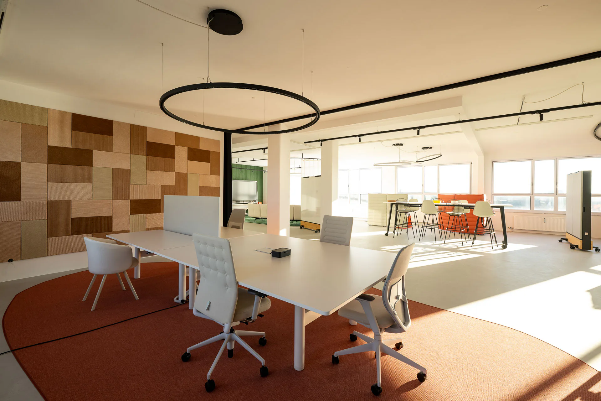 Auch konzentriertes Arbeiten ist im Servus Otto möglich. Wandmodule von Typ Archsonic Cotton Terra des Schweizer Herstellers Impact Acoustic dämpfen den Schall.