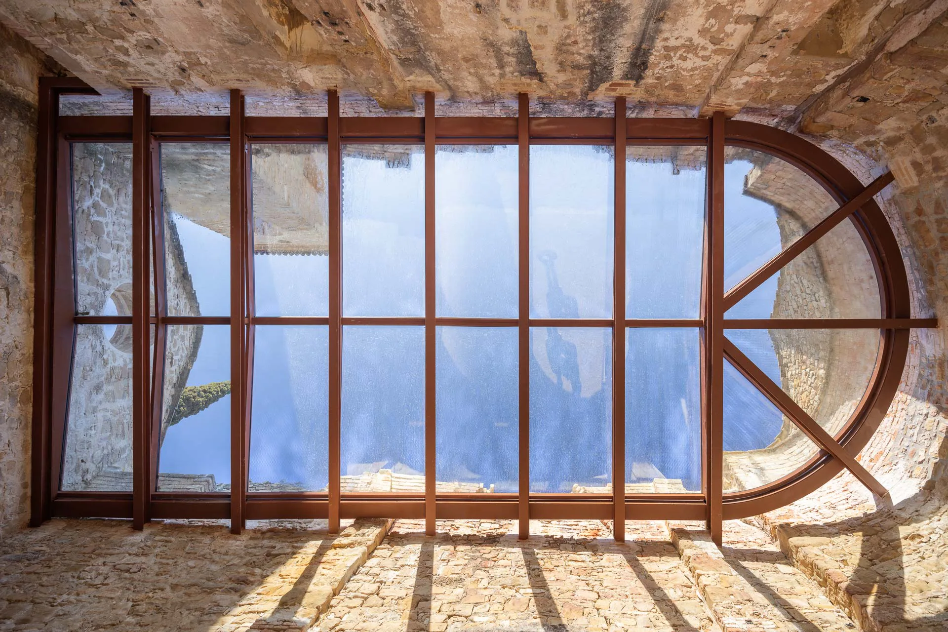Über dem Hauptschiff der Kirche sitzt das neue Glasdach.