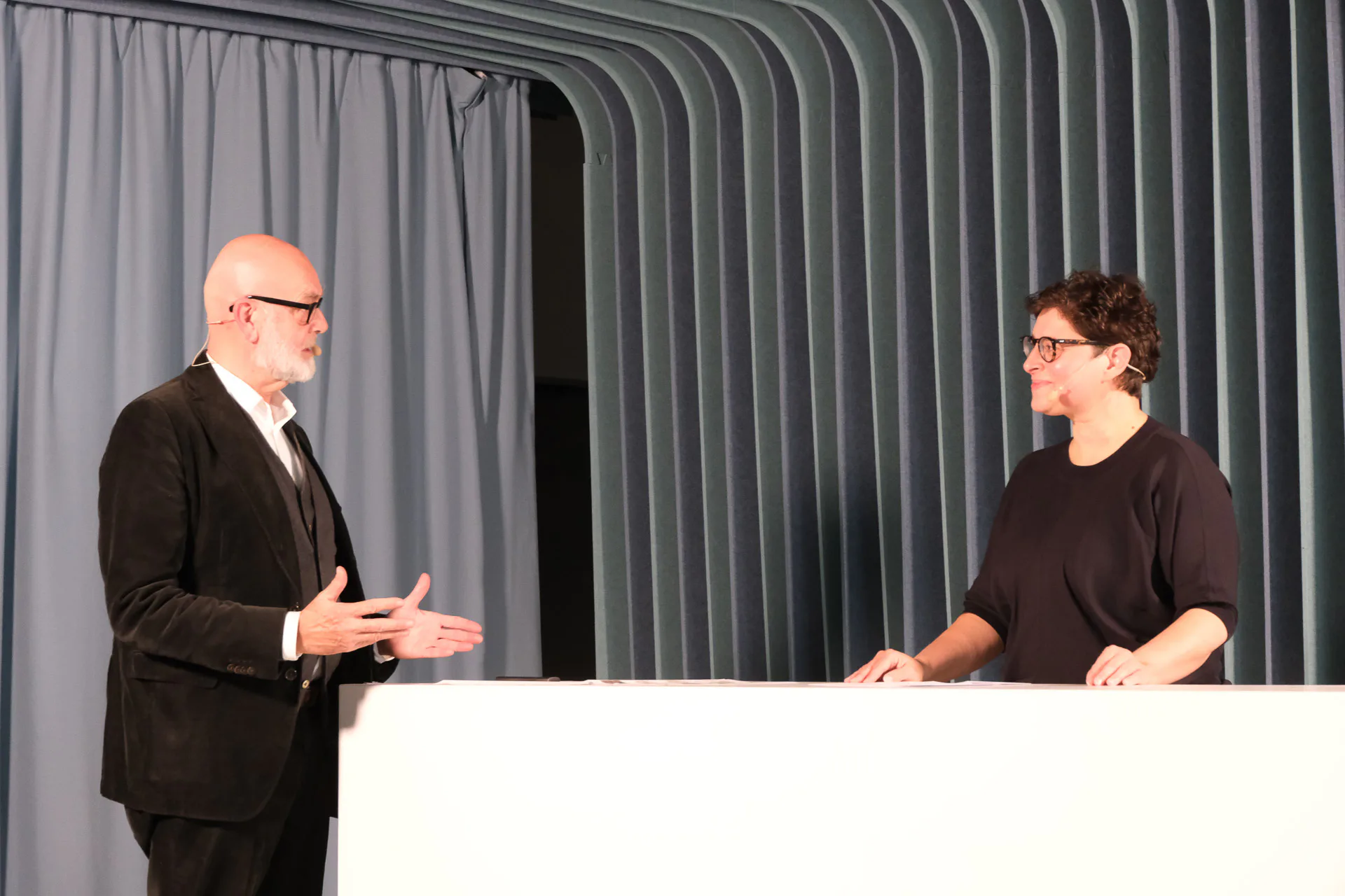 Johannes Kister (links) diskutiert beim Architektentag mit Moderatorin Eva Herrmann.