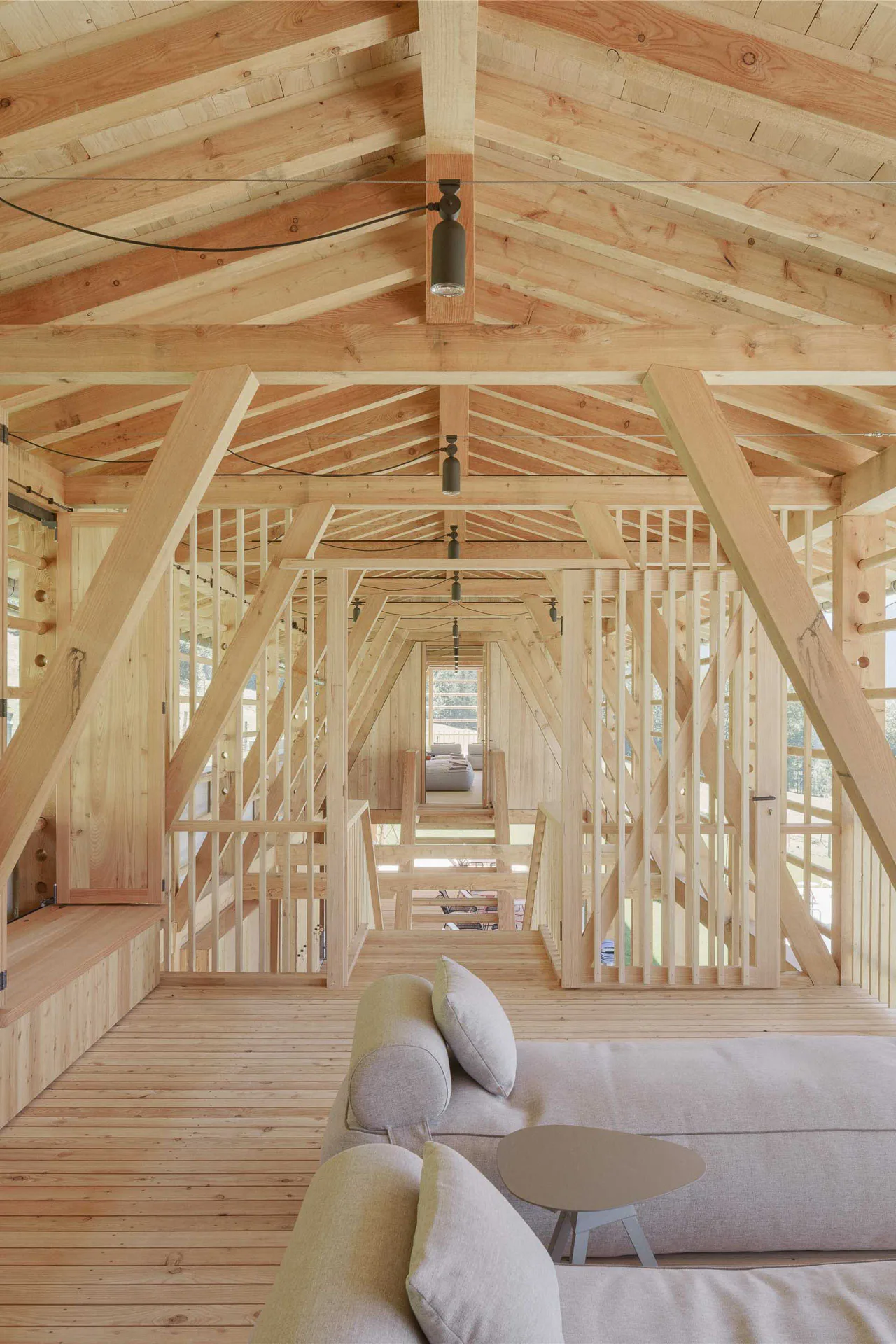 Holz charakterisiert die Innenraumgestaltung: Die Haptik und der Charakter des Materials sollen spürbar sein.