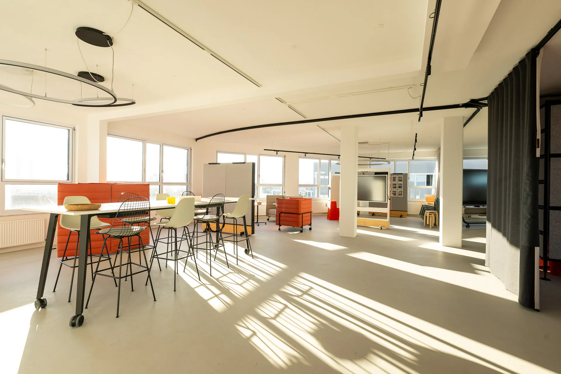 Aus den Fenstern der Büroetage fällt der Panoramablick über die Münchener Innenstadt.