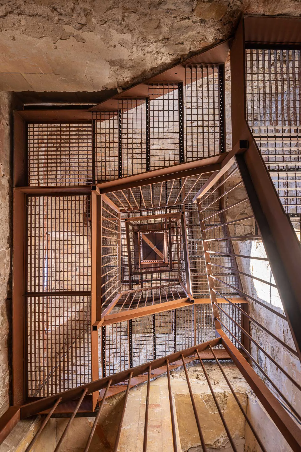 Die neue Treppe im Glockenturm der Kirche ermöglicht einen freien Blick ins Turminnere.