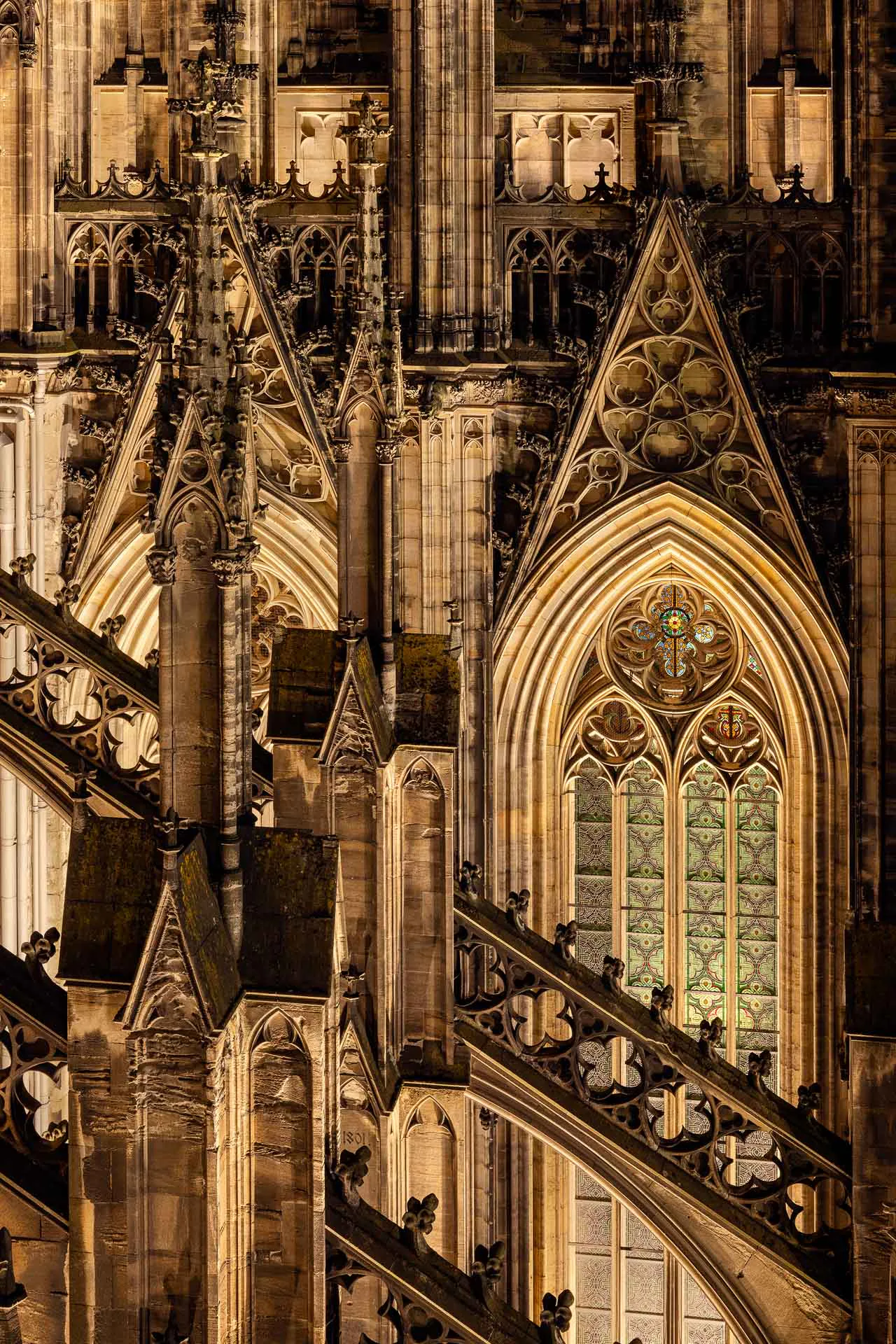 Das neue Beleuchtungskonzept betont das Wechselspiel von Licht und Schatten und hebt die prägenden gotischen Elemente der Fassade hervor.