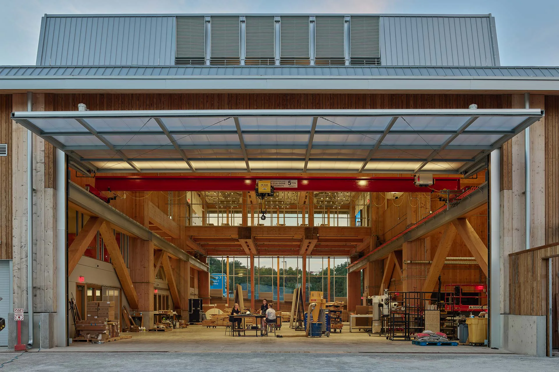 Im Süden öffnet sich die Werkstatt mit einem großen Schwingtor aus Polycarbonat zum Anlieferungshof.