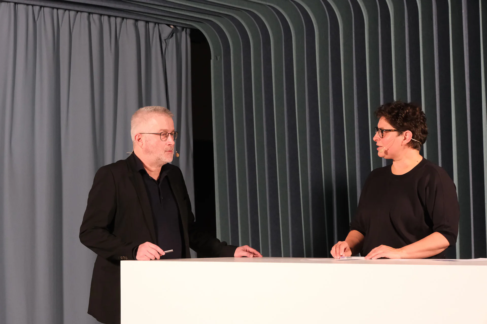 Norbert Sack vom ift Rosenheim (links) stellte beim Architekturtag die Studie „Graue Energie und Emissionen von Fenstern im Vergleich zum Einsparpotenzial“ vor.