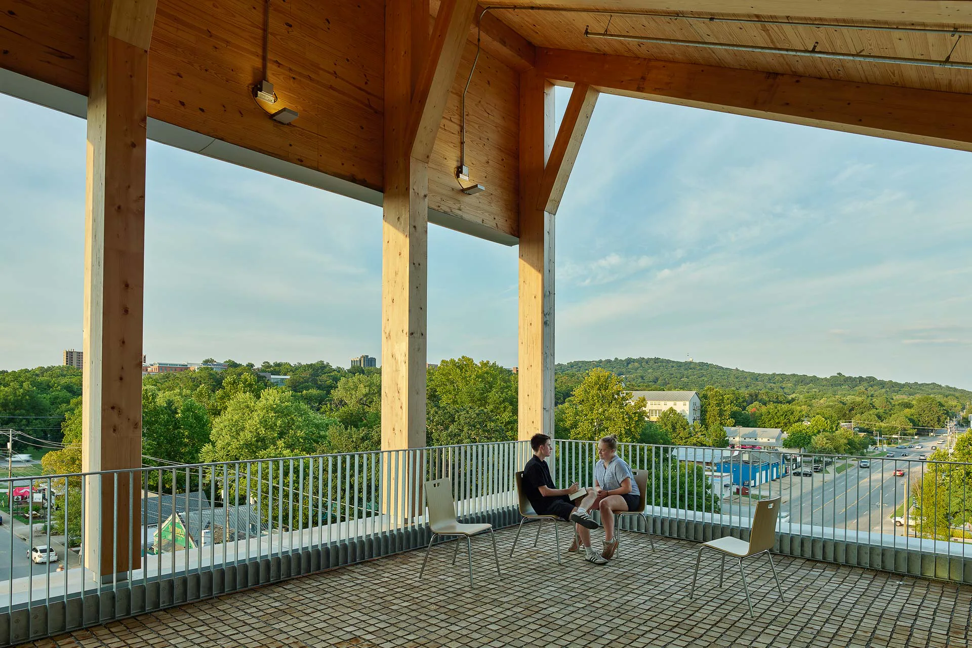 Im obersten Geschoss öffnen sich die Räume zu zwei überdachten Terrassen, die mit robustem Robinienholz belegt sind.