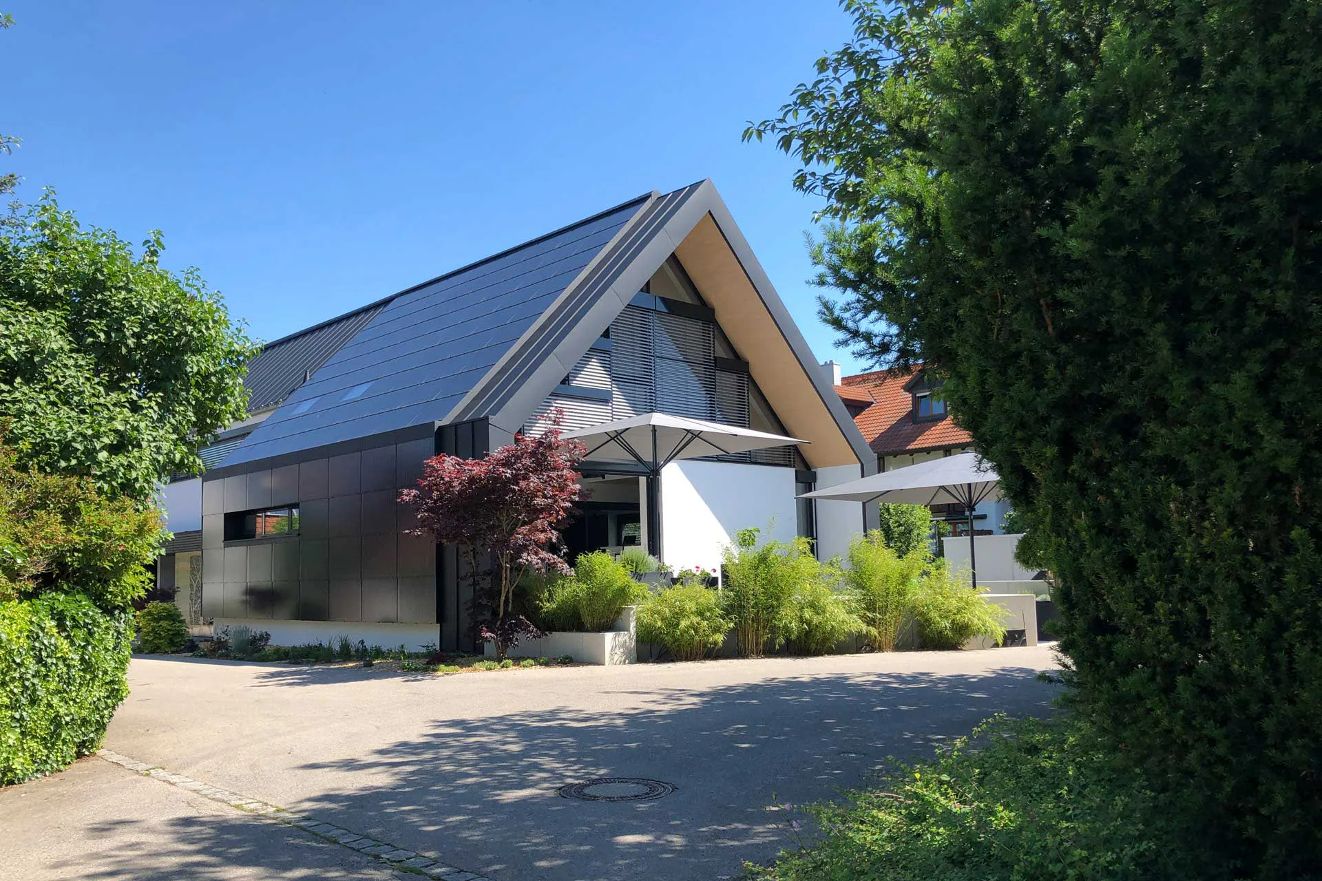 Eine Generalsanierung verwandelte das klassische 80er-Jahre-Haus in ein hochmodernes Smart Home.