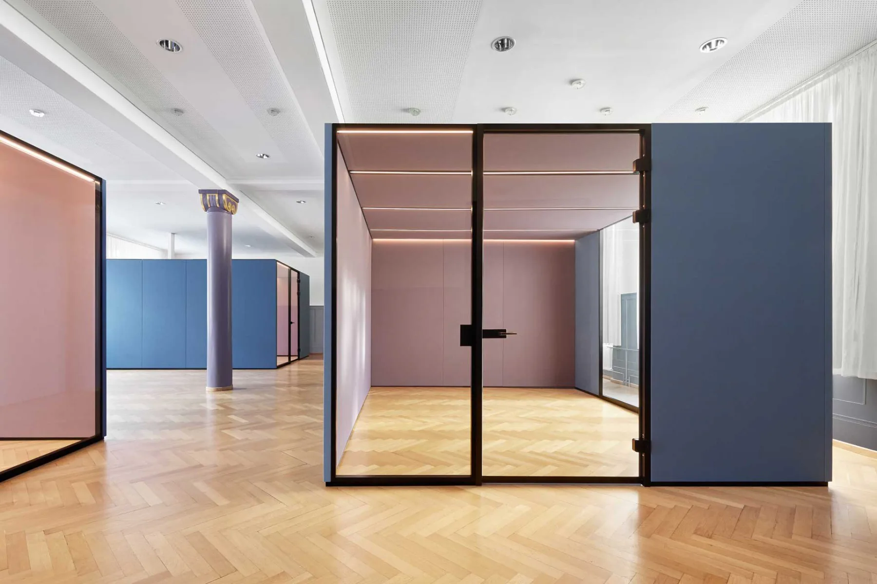 Moderne Raumwelten im Marienheim, Stuttgart. Modulare CAS Rooms definieren und gliedern Bestandsräume neu.