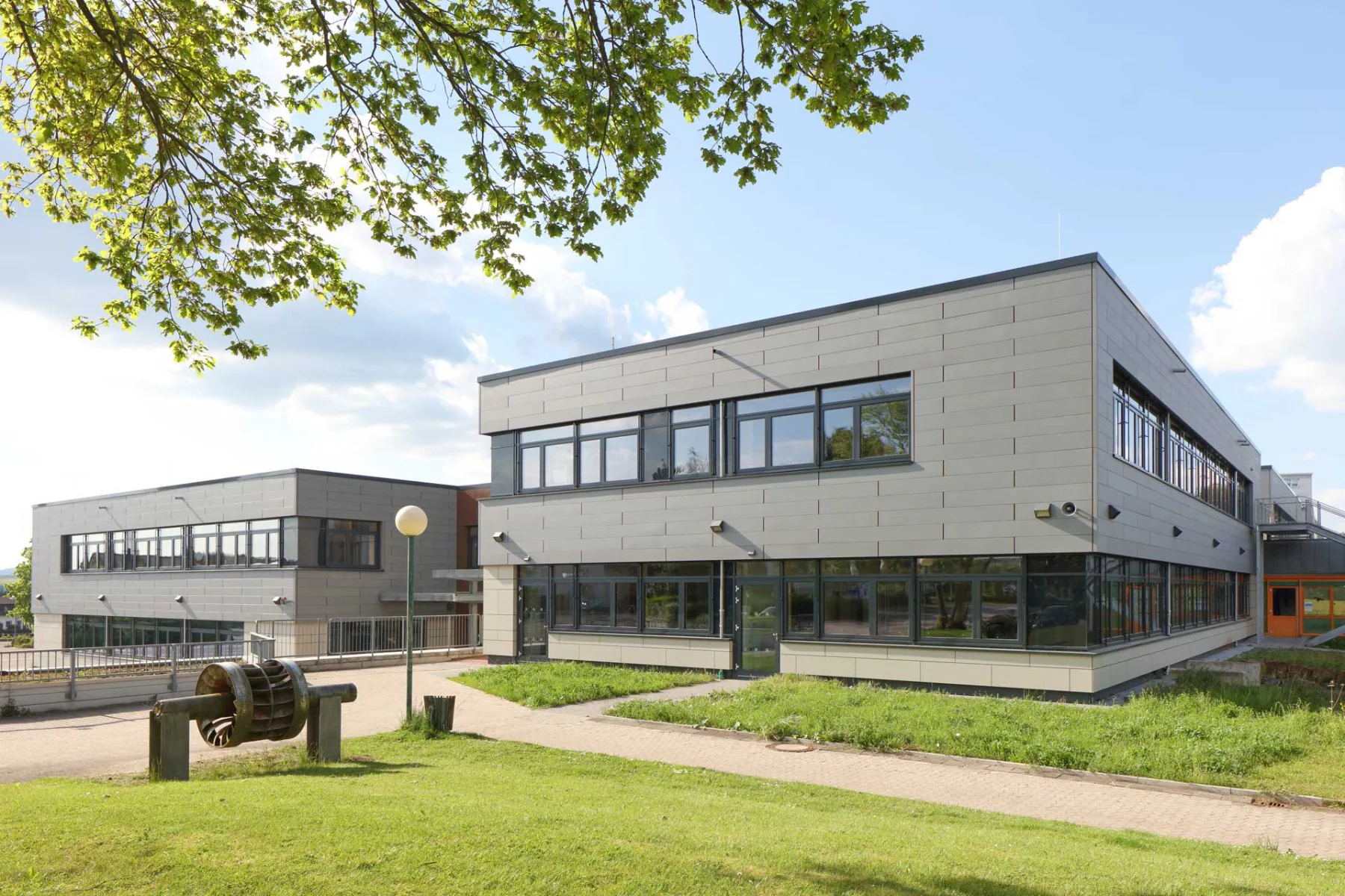 Die Berufsschule in Korbach hat Rubner Ingenieurholzbau mit einer neuen Gebäudehülle in Holzrahmenbauweise energetisch saniert.