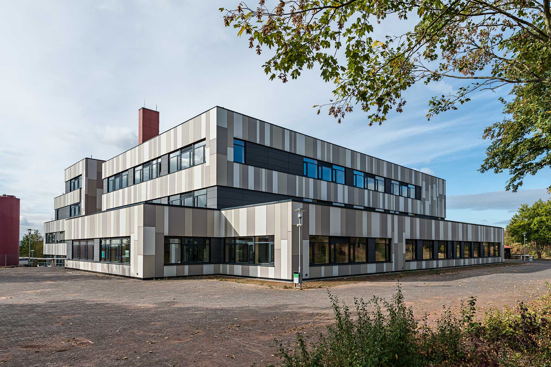 Fit für die Zukunft: Auch die Schule in Niederwalgern erhielt eine neue und modern gestaltete Gebäudehülle von Rubner Ingenieurholzbau.