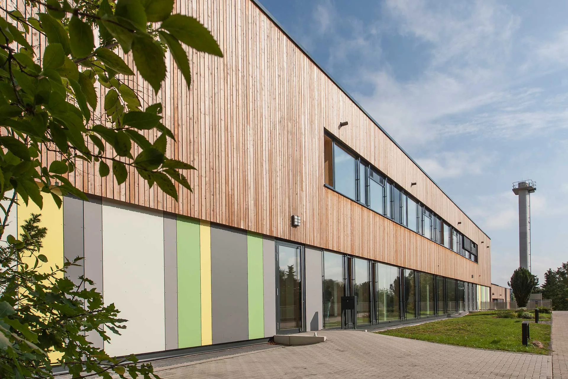 Die neue Fassade der Schule in Wetter nach der Sanierung durch Rubner Ingenieurholzbau.