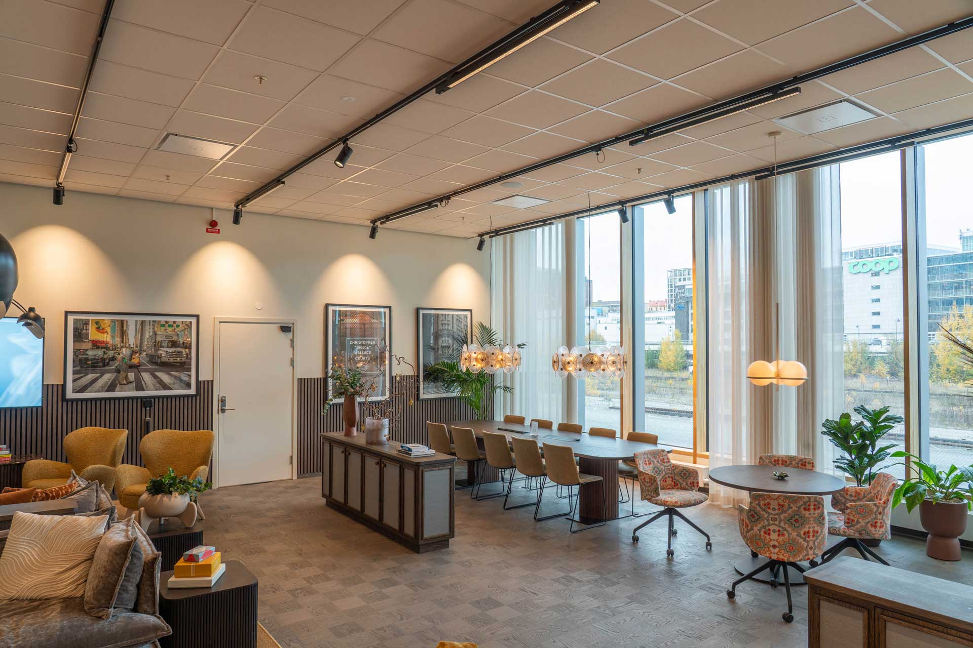 Die Innenräume des Bürogebäudes orientieren sich an Prinzipien der Hotellerie und fördern das Wohlbefinden der Mitarbeitenden.