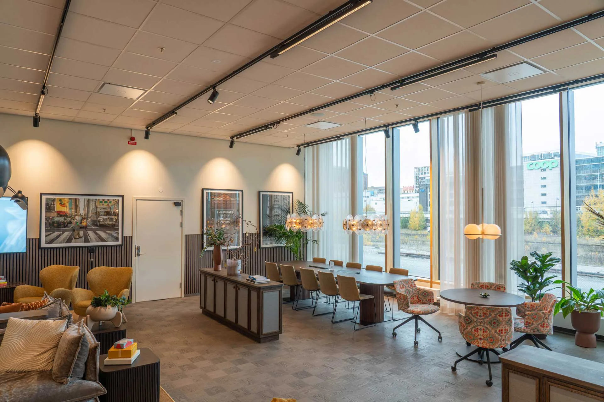 Die Innenräume des Bürogebäudes orientieren sich an Prinzipien der Hotellerie und fördern das Wohlbefinden der Mitarbeitenden.