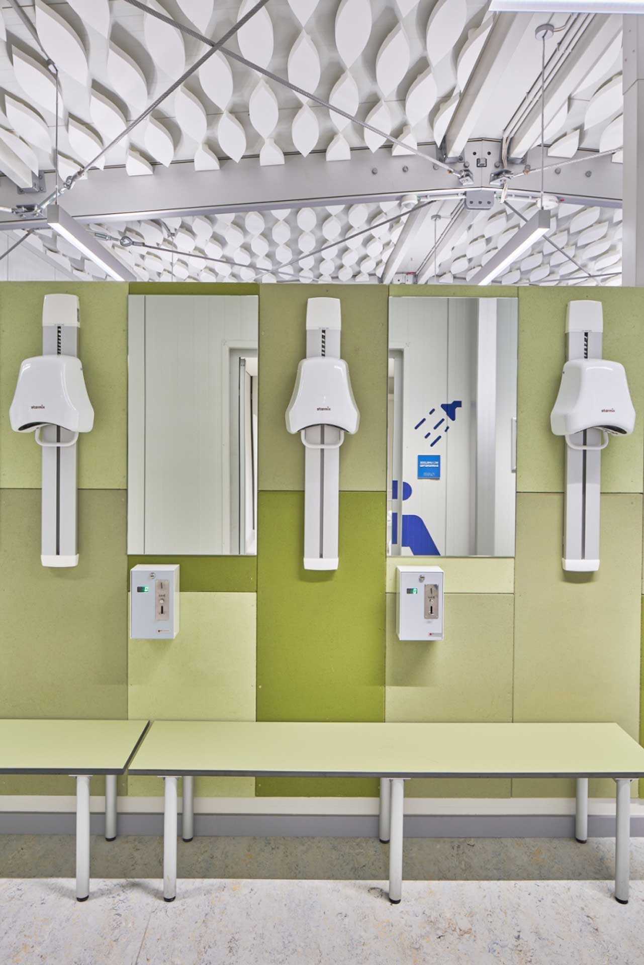 Umkleidebereich mit frei stehenden Wänden in der Hallenkonstruktion.