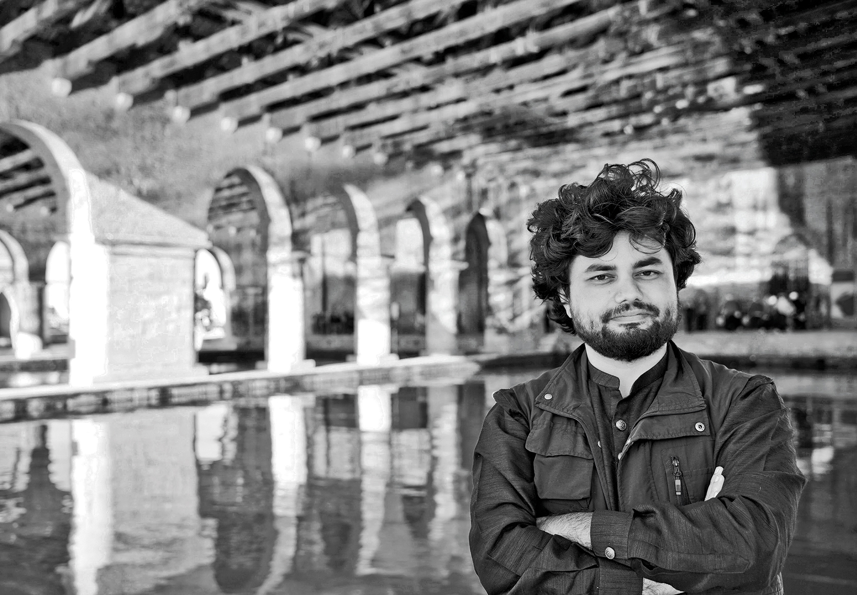 Rizvi Hassan schloss 2017 sein Architekturstudium an der Bangladesh University of Engineering and
Technology (BUET) ab. Bald danach begann seine Zusammenarbeit mit den Geflüchteten der Rohingya aus Myanmar. 2022 erhielt er für den Safe Space für Mädchen und Frauen in Teknaf den Aga Khan Award; im gleichen Jahr wurde das Rohingya Cultural Memory Centre im Lager Kutupalong fertiggestellt. Heute lehrt Rizvi Hassan am Bengal Institute for Architecture, Landscapes
and Settlements.
