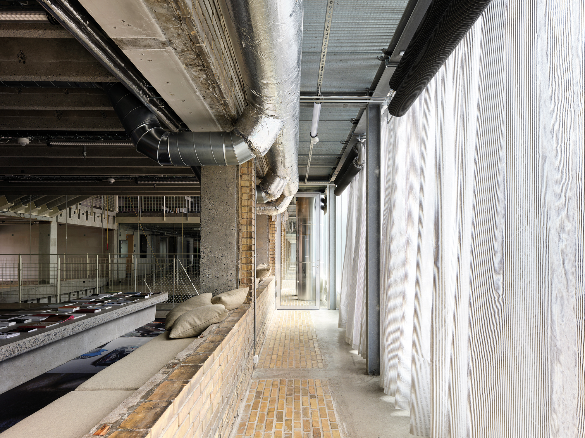 The expansion along the southern facade bundles all building services lines and ducts. This provides a maximum degree of flexibility for later remodelling.