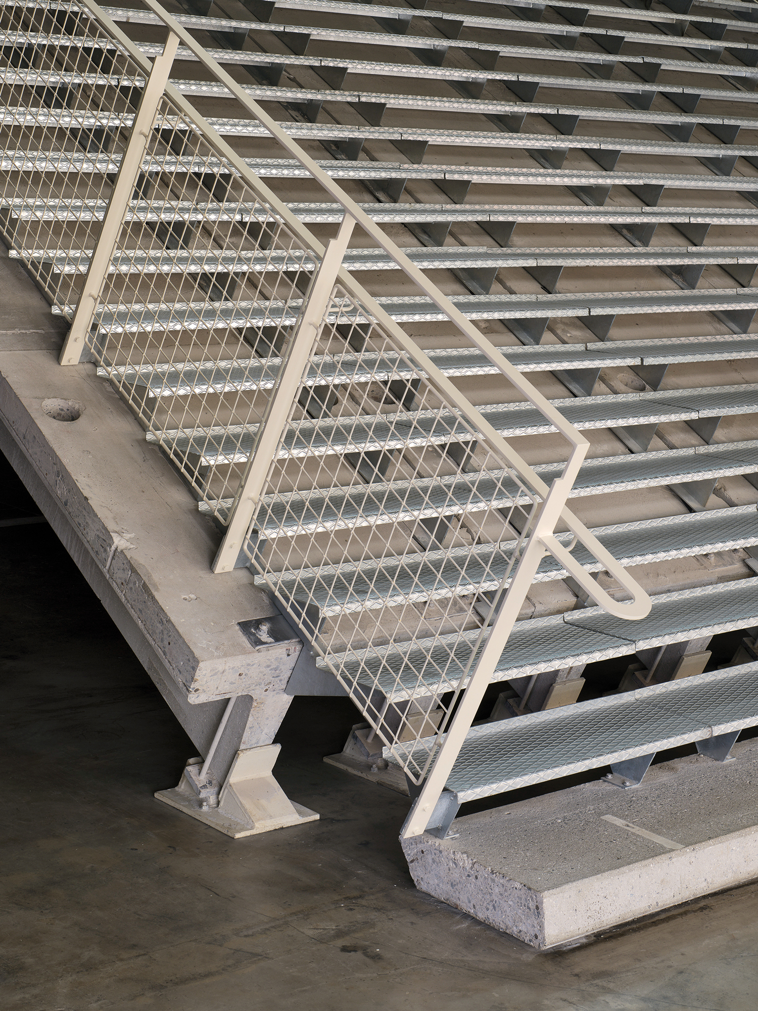 The engineers inserted special clamps into the ribs of the floor slabs prior to detaching them. They maintain the pretensioning effect, which would have been lost during the removal process.