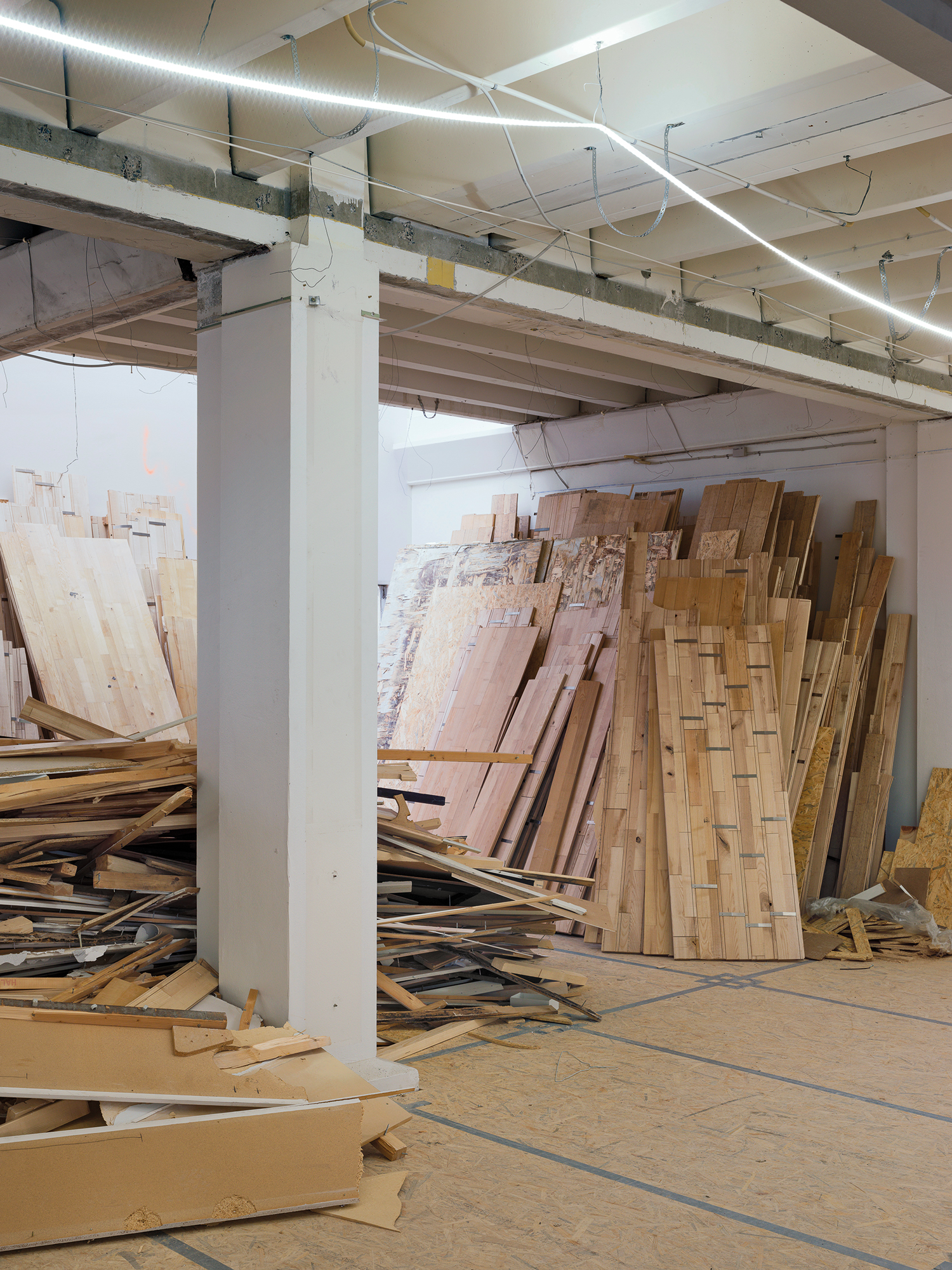 This hints at the former facade structure. During the remodelling, building parts that had been removed were sorted by material and stored in the basement. Wood components were turned into particle board.